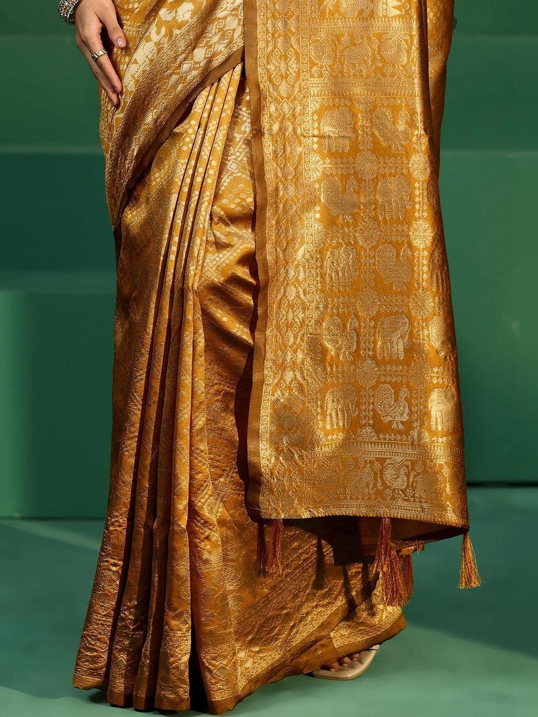 Libas Ethnic Motifs Zari Brocade Saree thumbnail 7