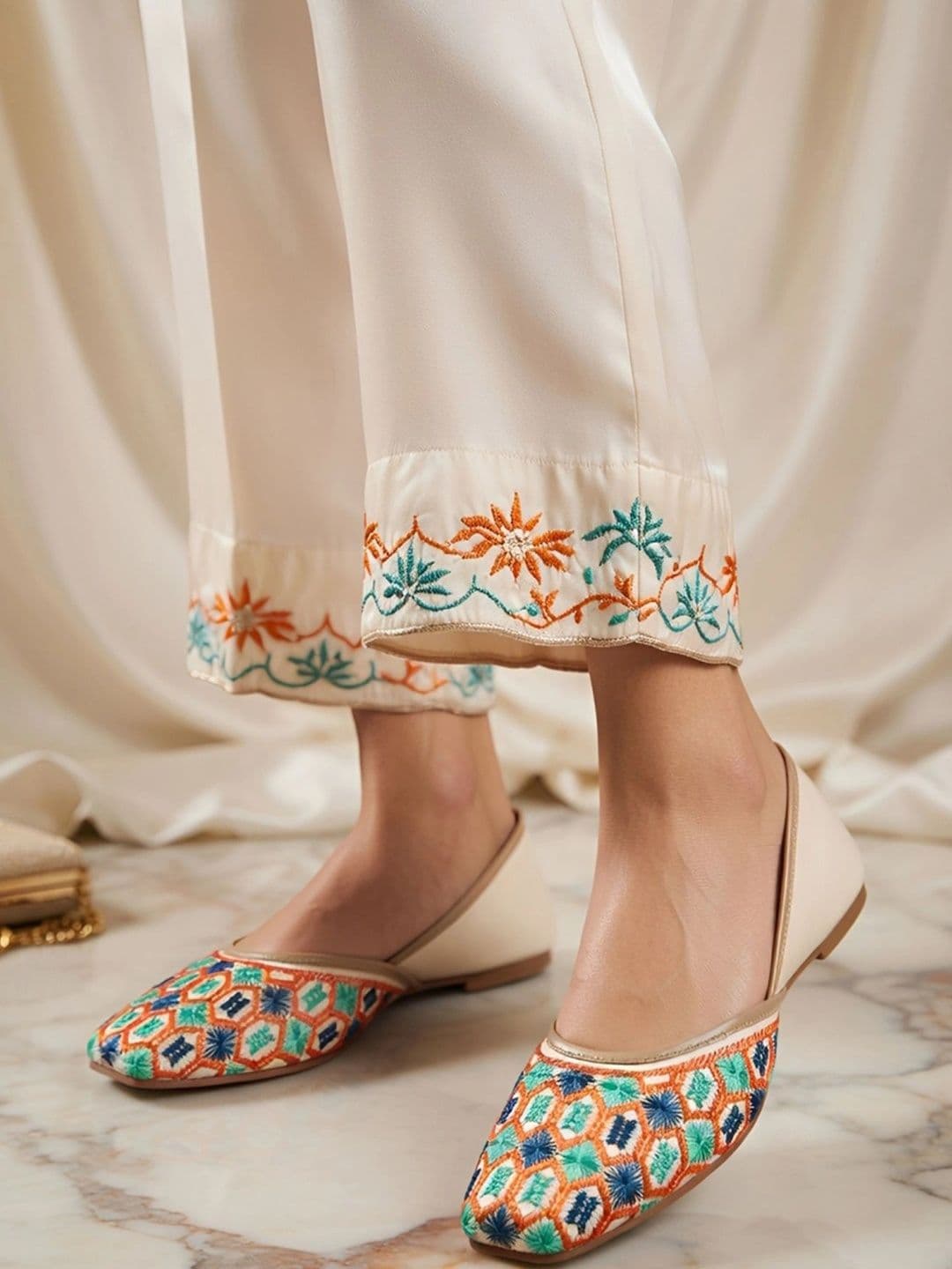 ORNG CAT Women Embellished Ethnic Mojaris with Embroidered Flats thumbnail 4