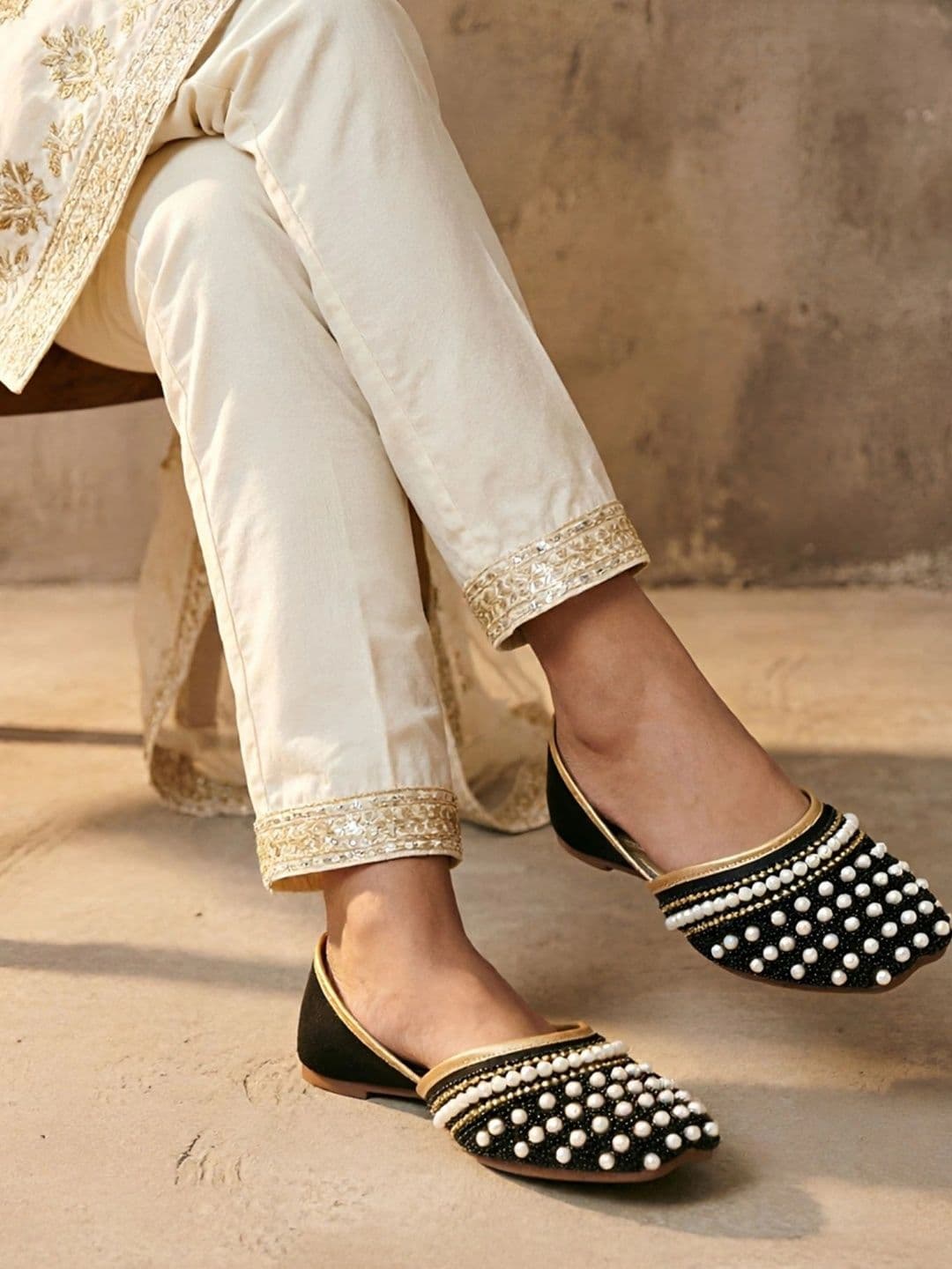ORNG CAT Women Embellished Ethnic Mojaris Flats thumbnail 5
