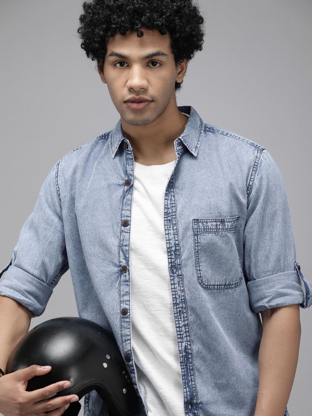 The Roadster Lifestyle Co Men Blue Solid Cotton Denim Shirt - view 1