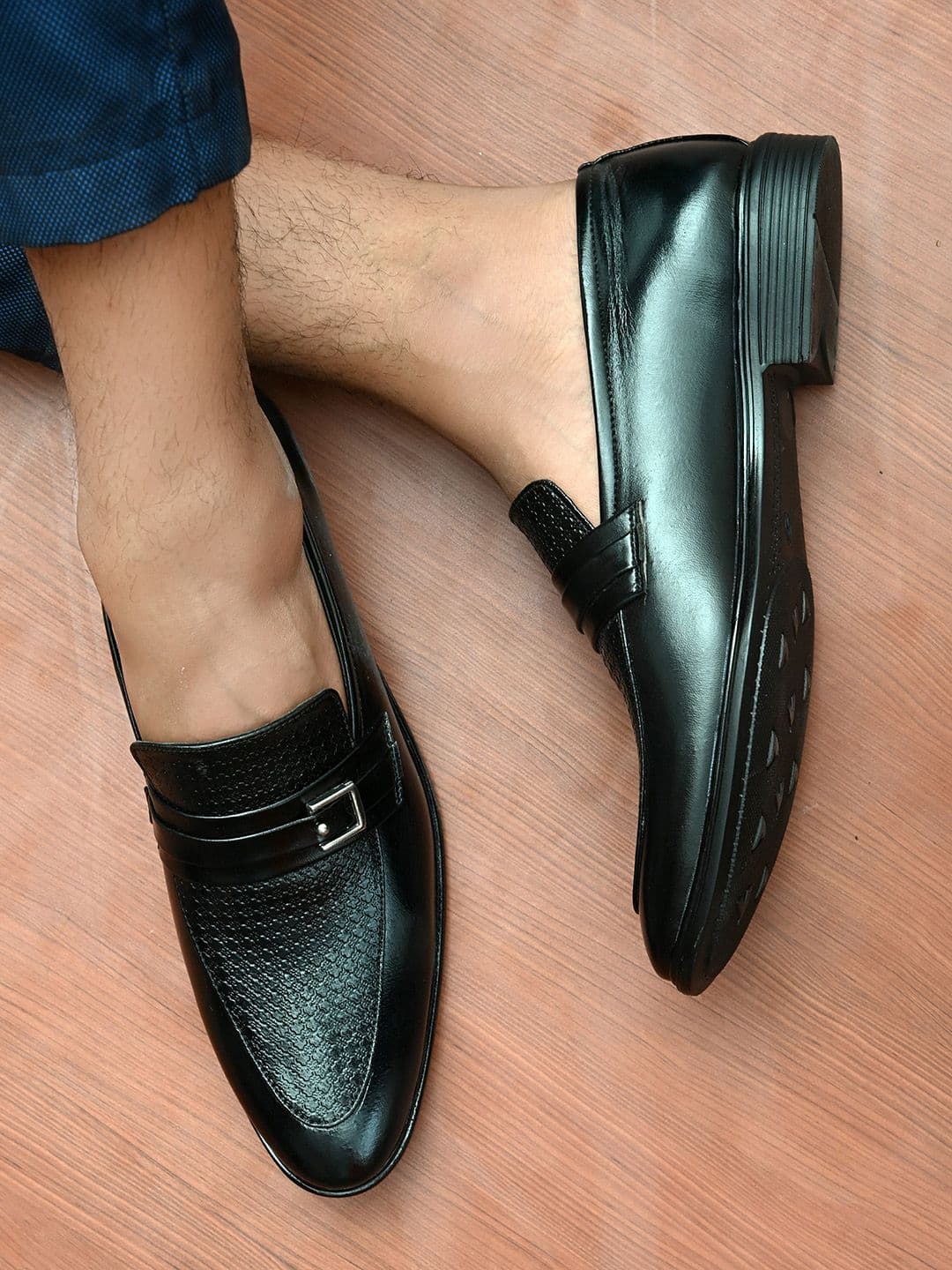 INVICTUS Men Black Textured Formal Loafers - view 1