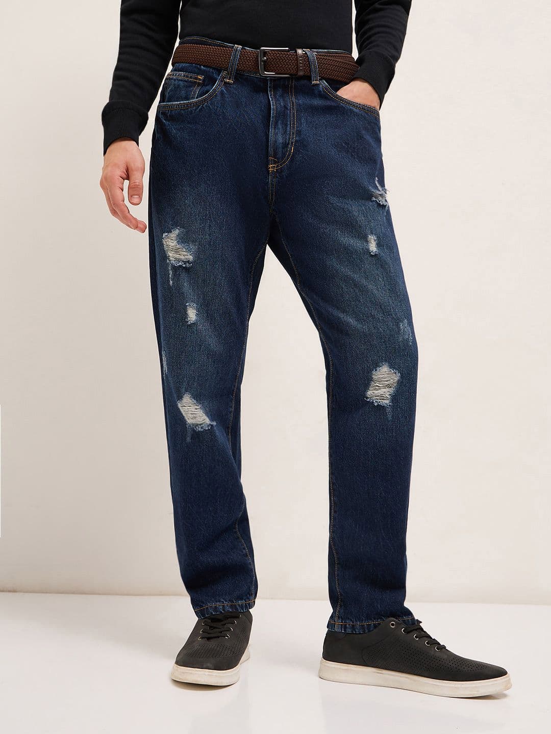 THE BEAR HOUSE Men Cotton Solid Relaxed Fit Mildly Distressed Light Fade Stretchable Jeans - view 1