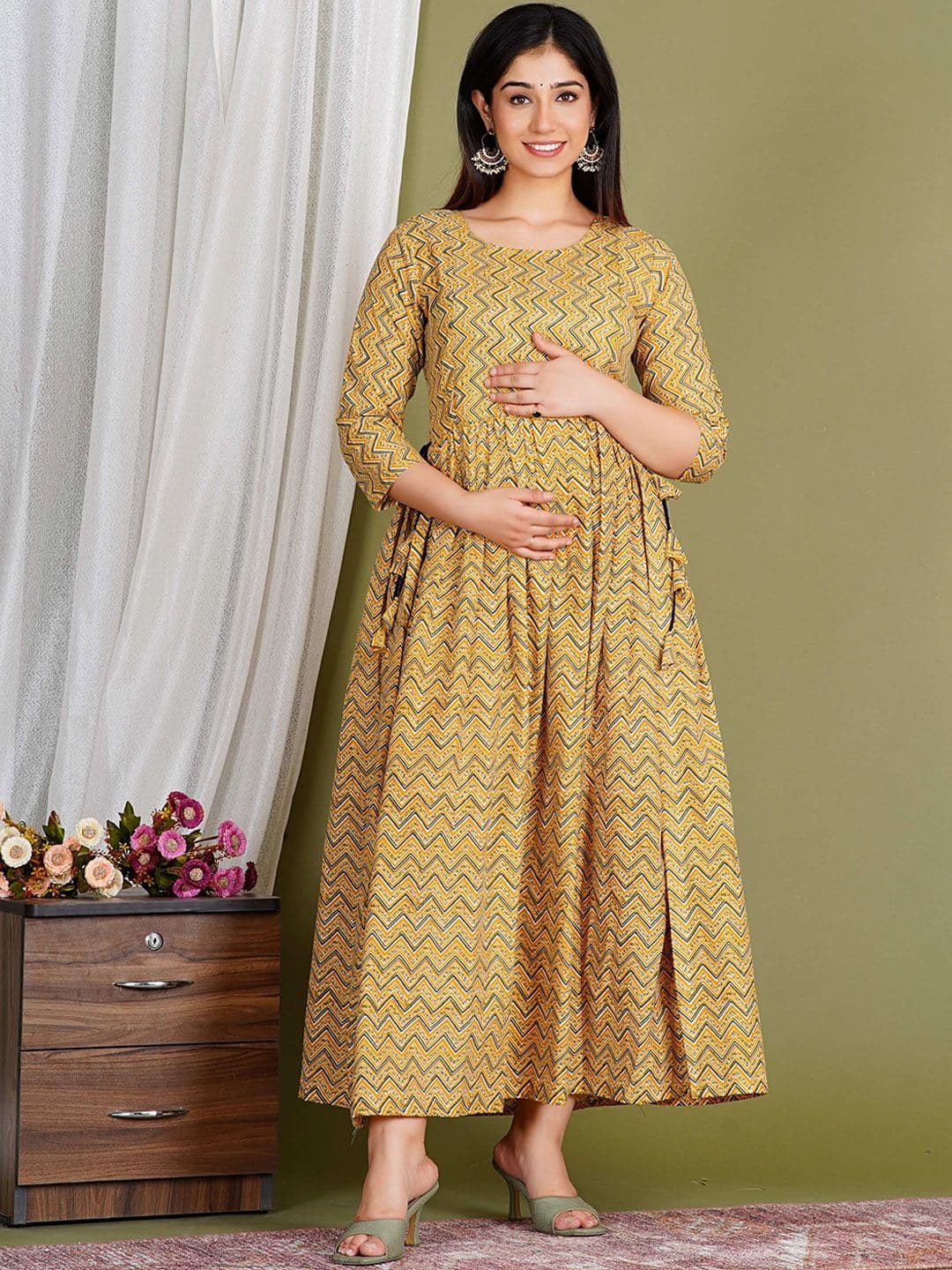 Gujari Women Leheriya Printed Floral Maternity Anarkali Kurta - view 1