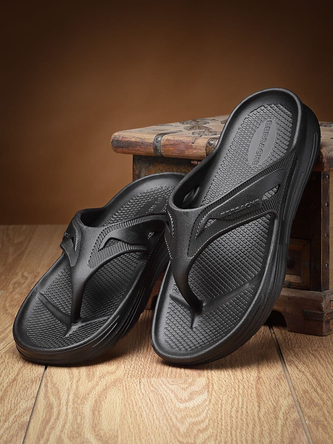 Bersache Men Classic Ultra Soft Technology Flip Flops - view 1
