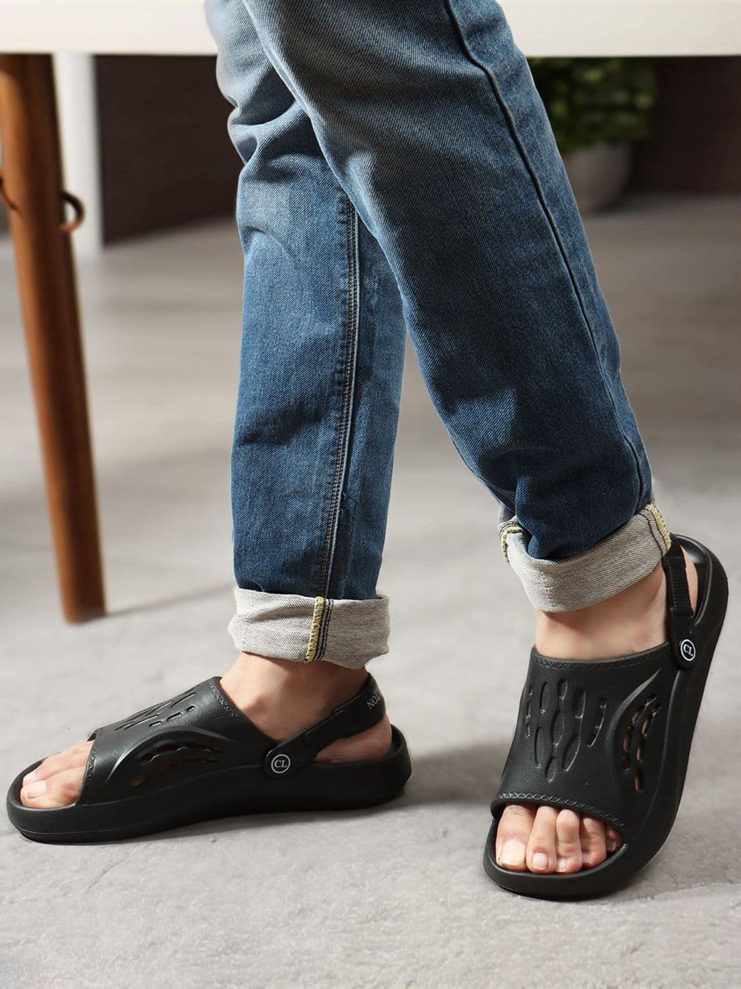 Carlton London Men Solid Rubber Sliders - view 1