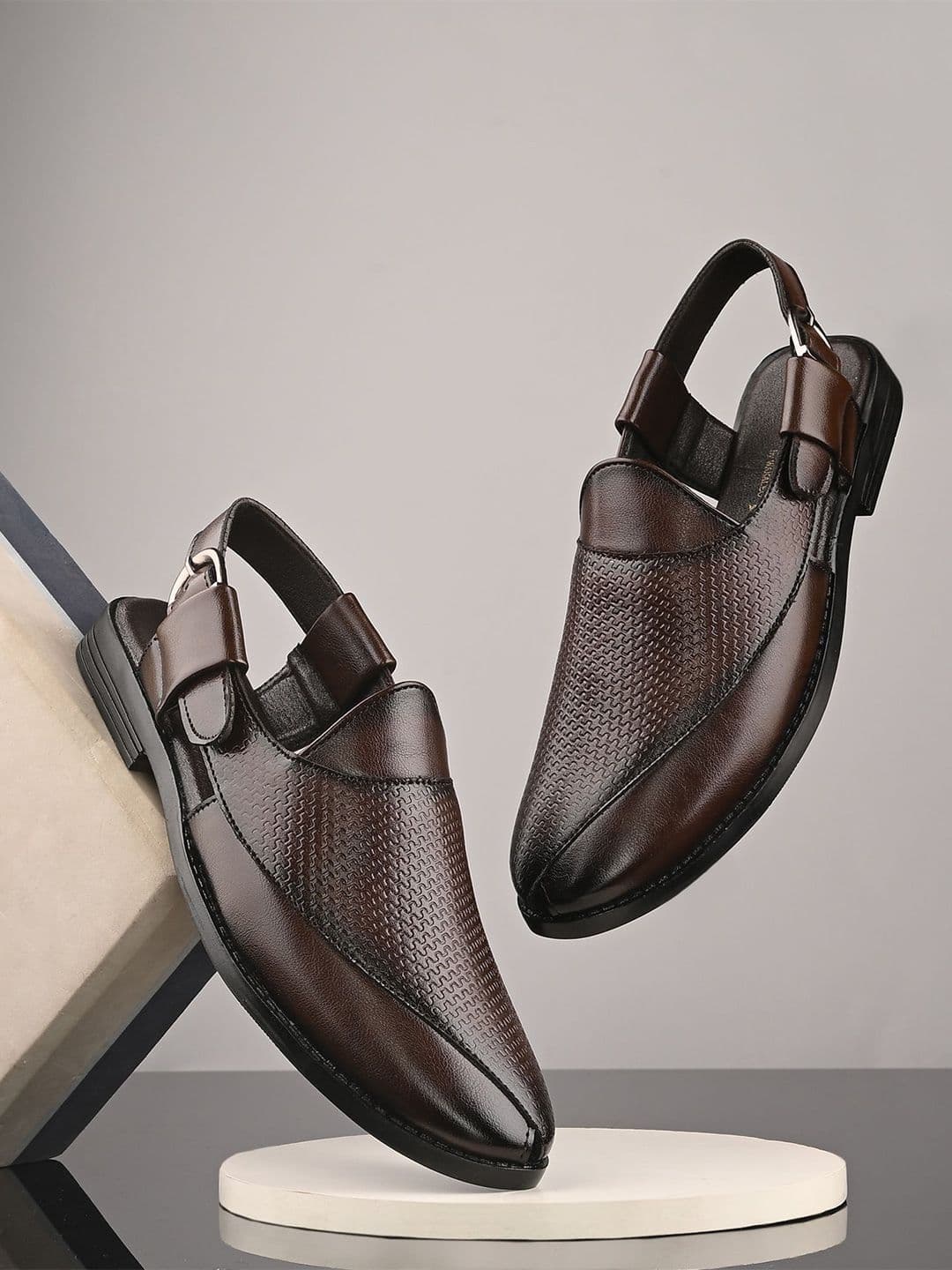 Vellinto Men Shoe-Style Sandals - view 1