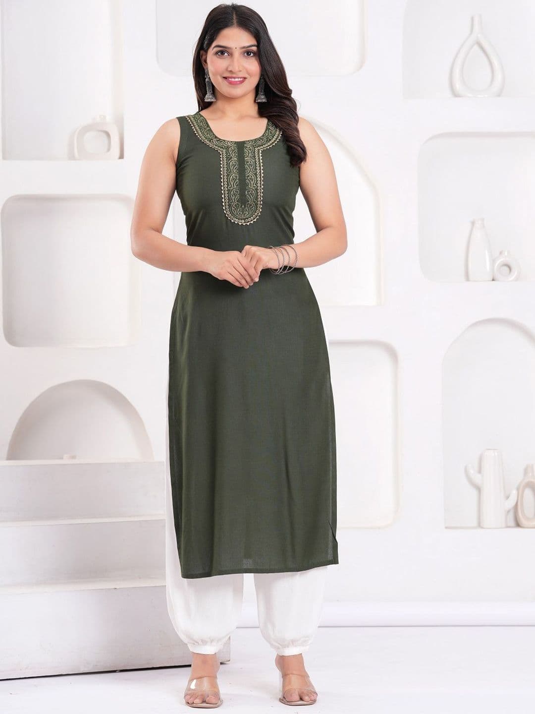Clothy N Wave Women Ethnic Motifs Embroidered Festive Straight Kurtas - view 1