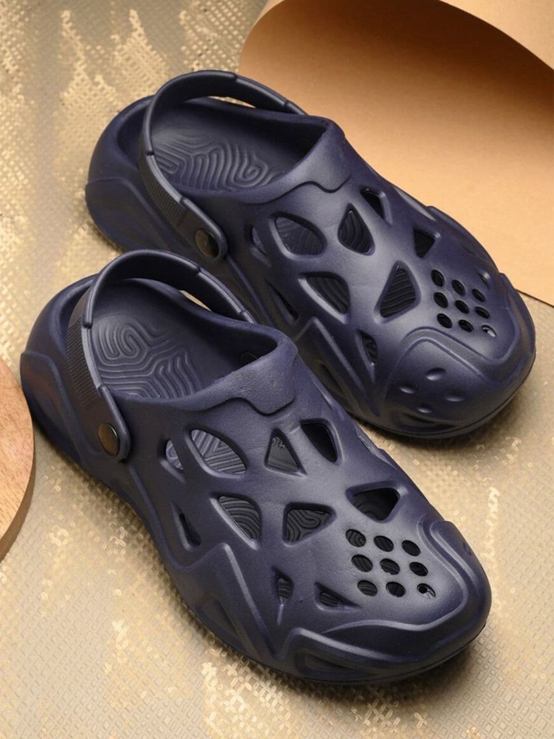 Deflow Men Self Design Lightweight Clogs Flip Flops - view 1