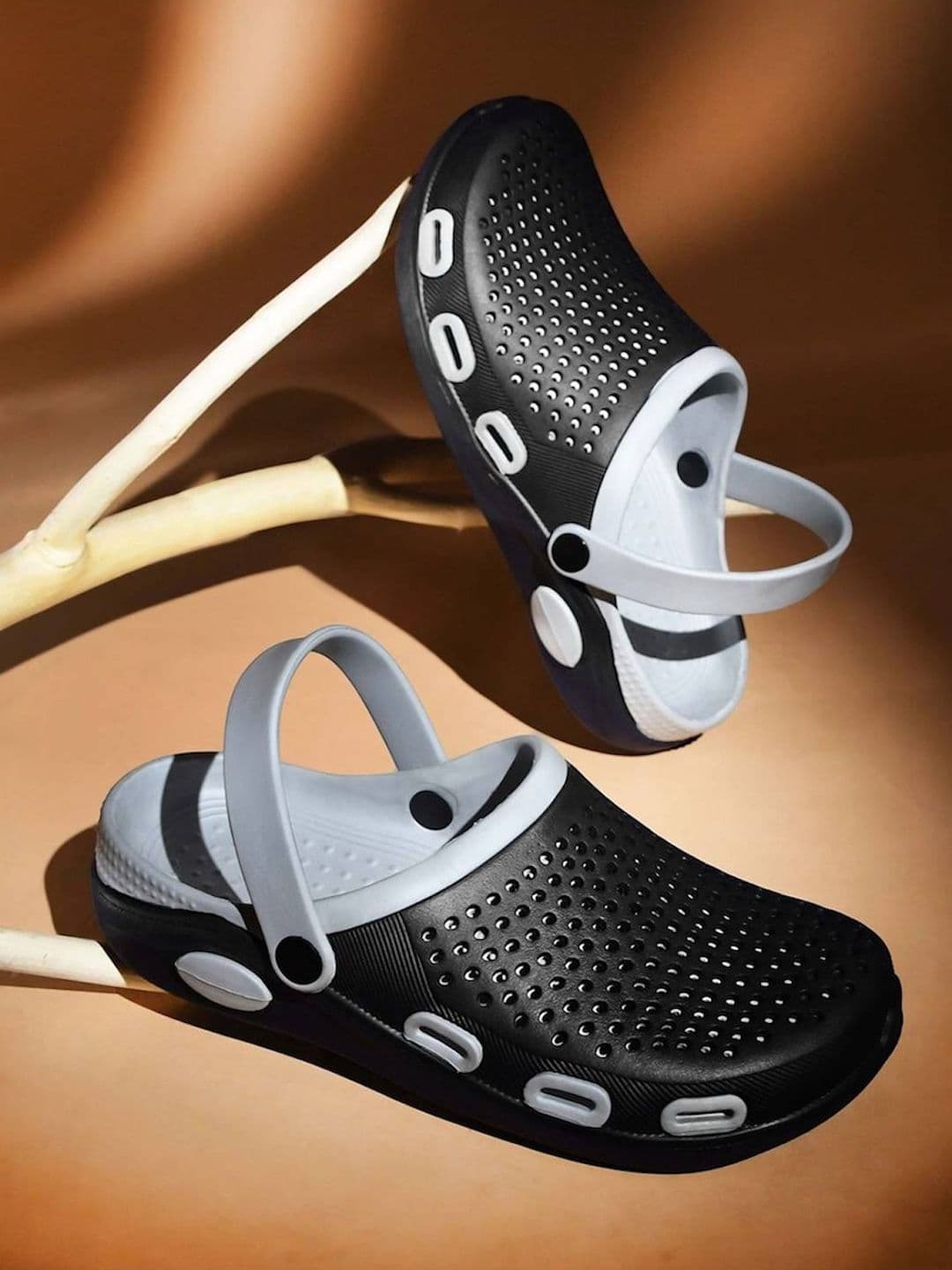 Deflow Men Self Design Lightweight Clogs - view 1