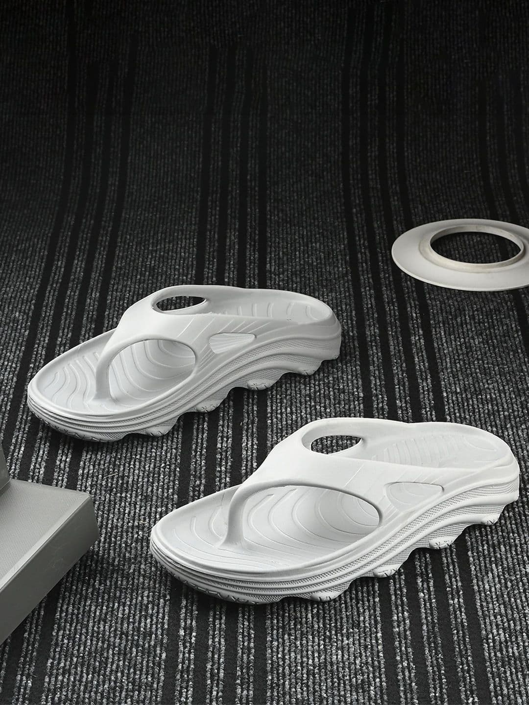 Deflow Men Self Design Thong Flip-Flops - view 1