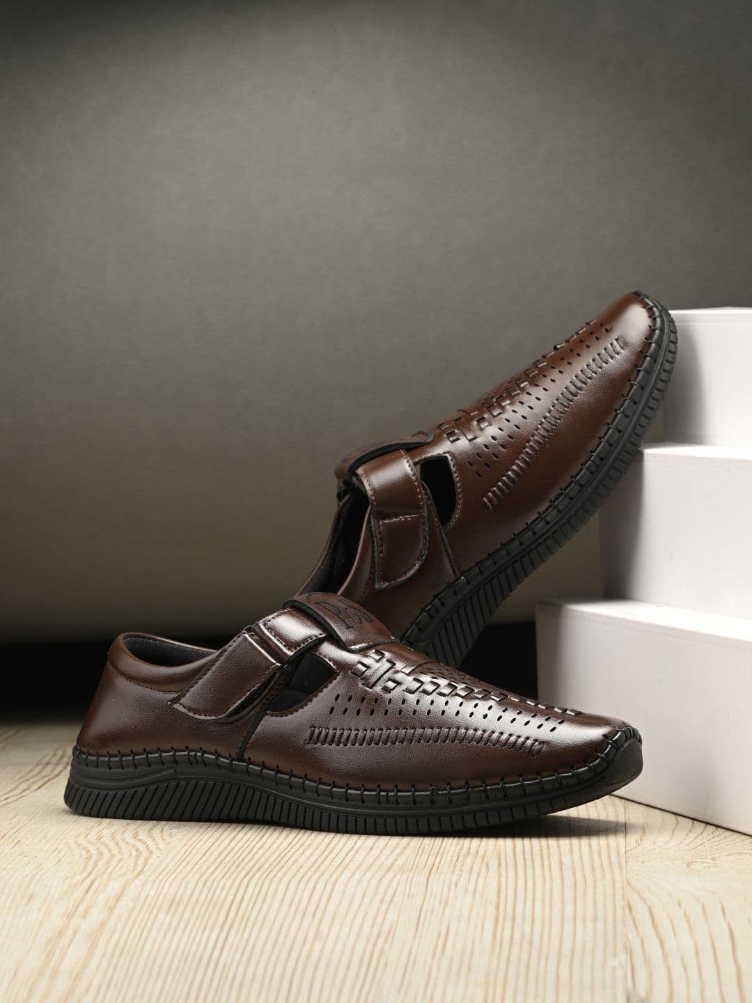 Rising Wolf Men Causal Shoe-Style Sandals - view 1