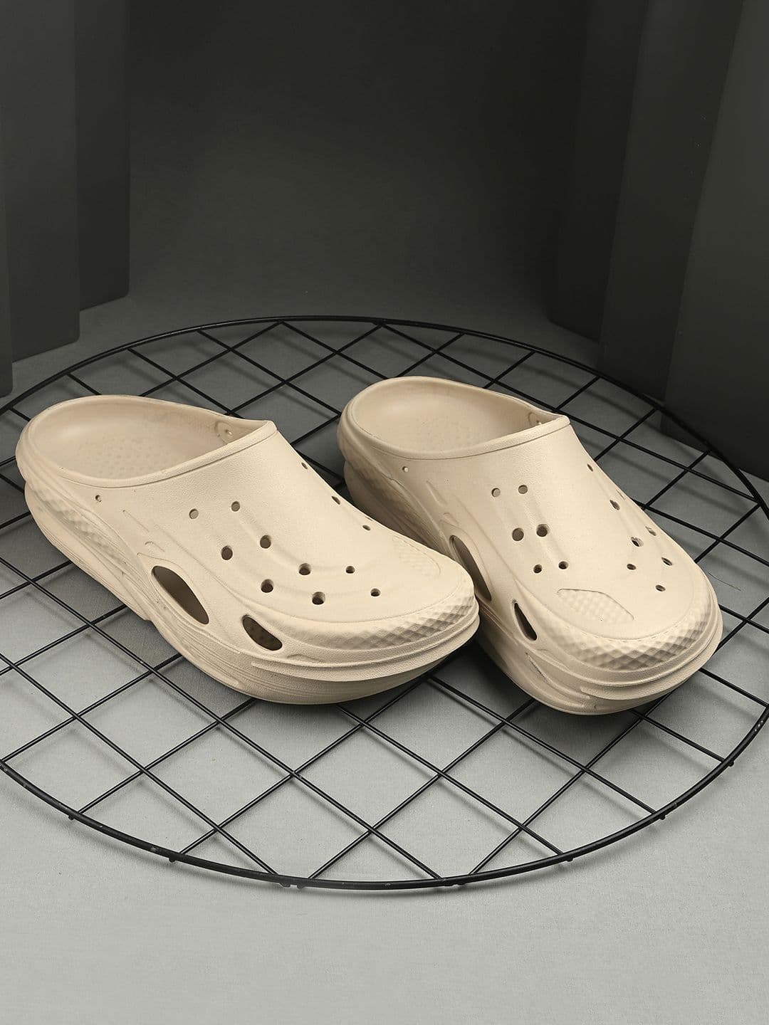 El Paso Men Solid Comfortable Casual Clogs - view 1