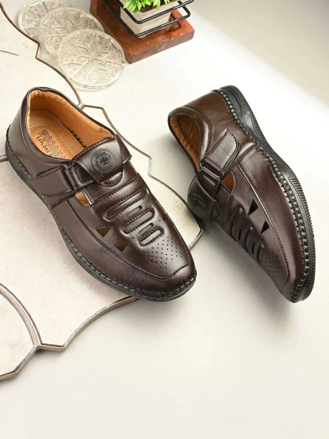 Woodman Men Textured Round Toe Shoe-Style Sandals - view 1