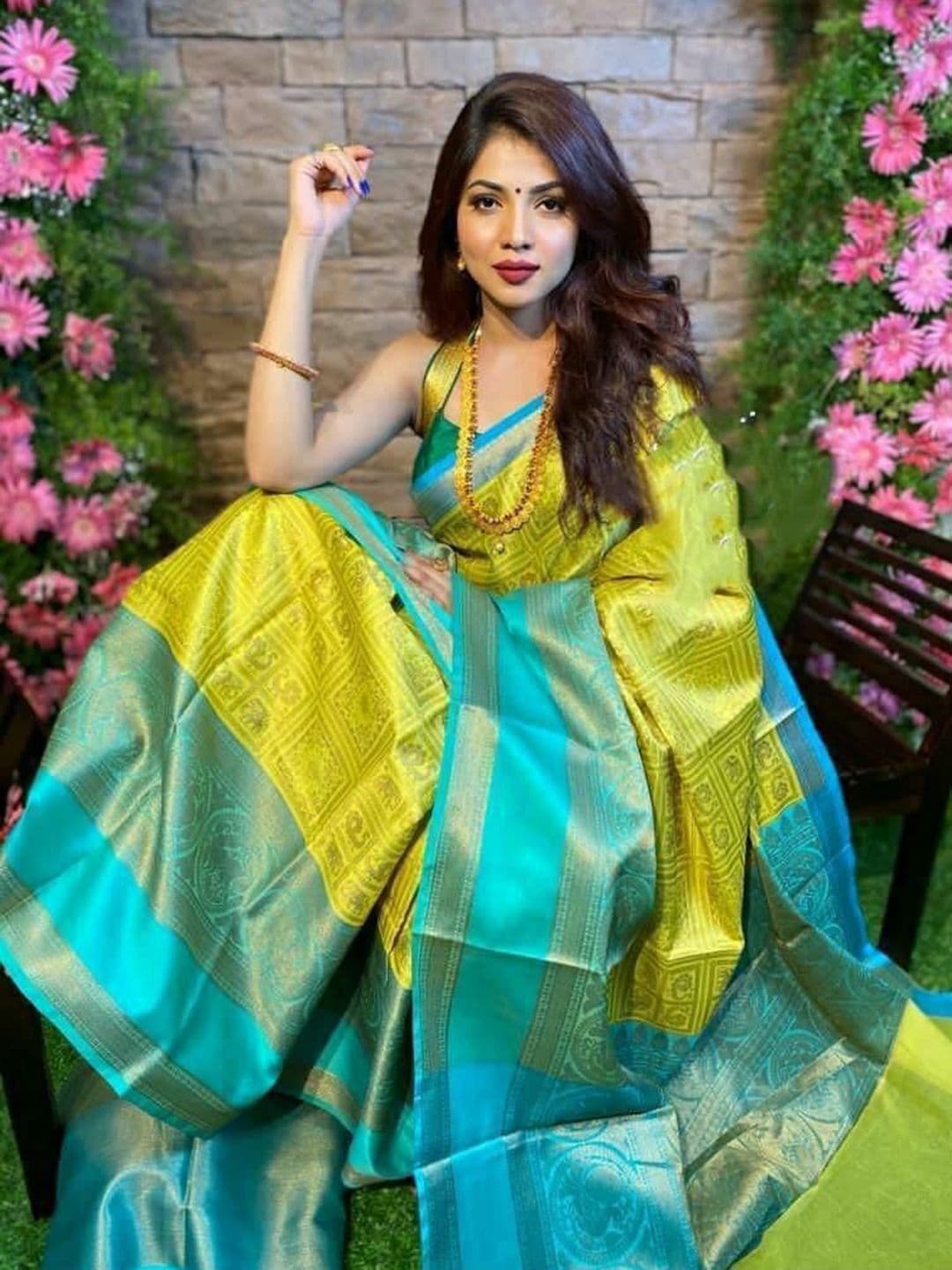 VILLE FASHION Women Woven Design Zari Sarees - view 1