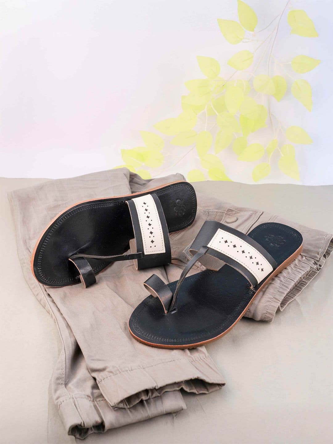 House of Pataudi Men Leather Colourblocked Kolhapuri Chappal - view 1