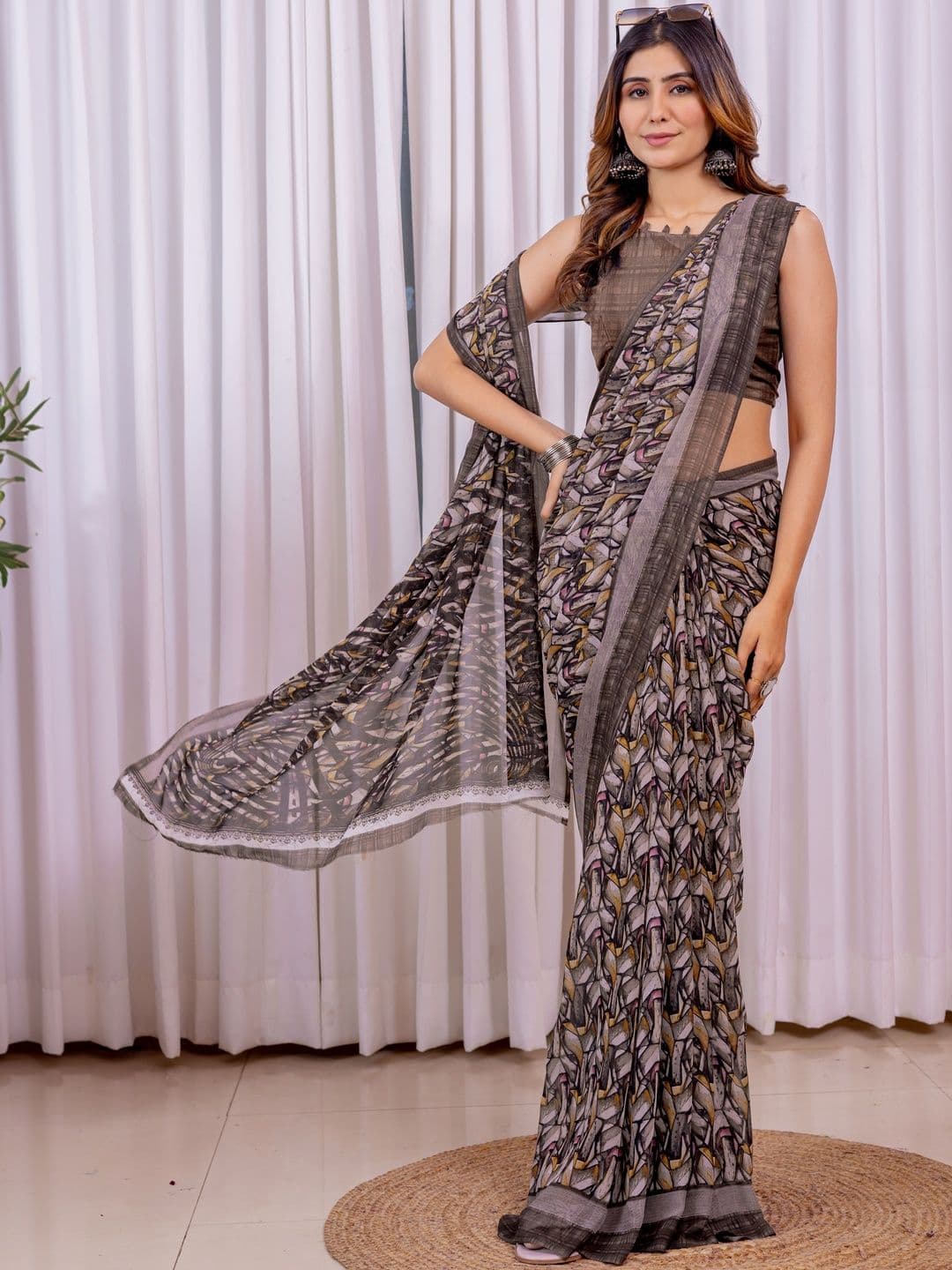 Vibhagyaa Women Printed Poly Chiffon Saree - view 1