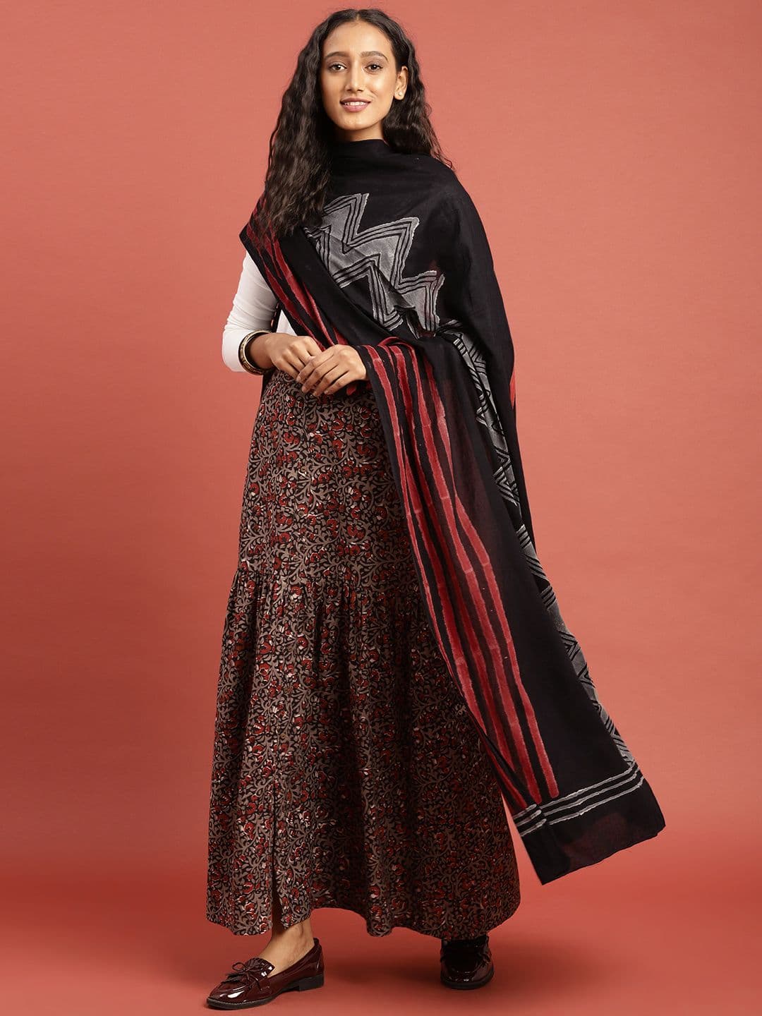 Taavi Women Black & Red Hand Block Print Pure Cotton Dupatta - view 1