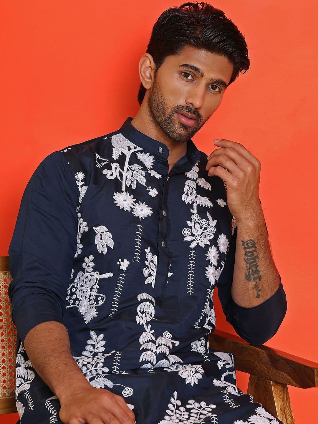 Jompers Men Floral Embroidered Chikankari Floral Kurta - view 1