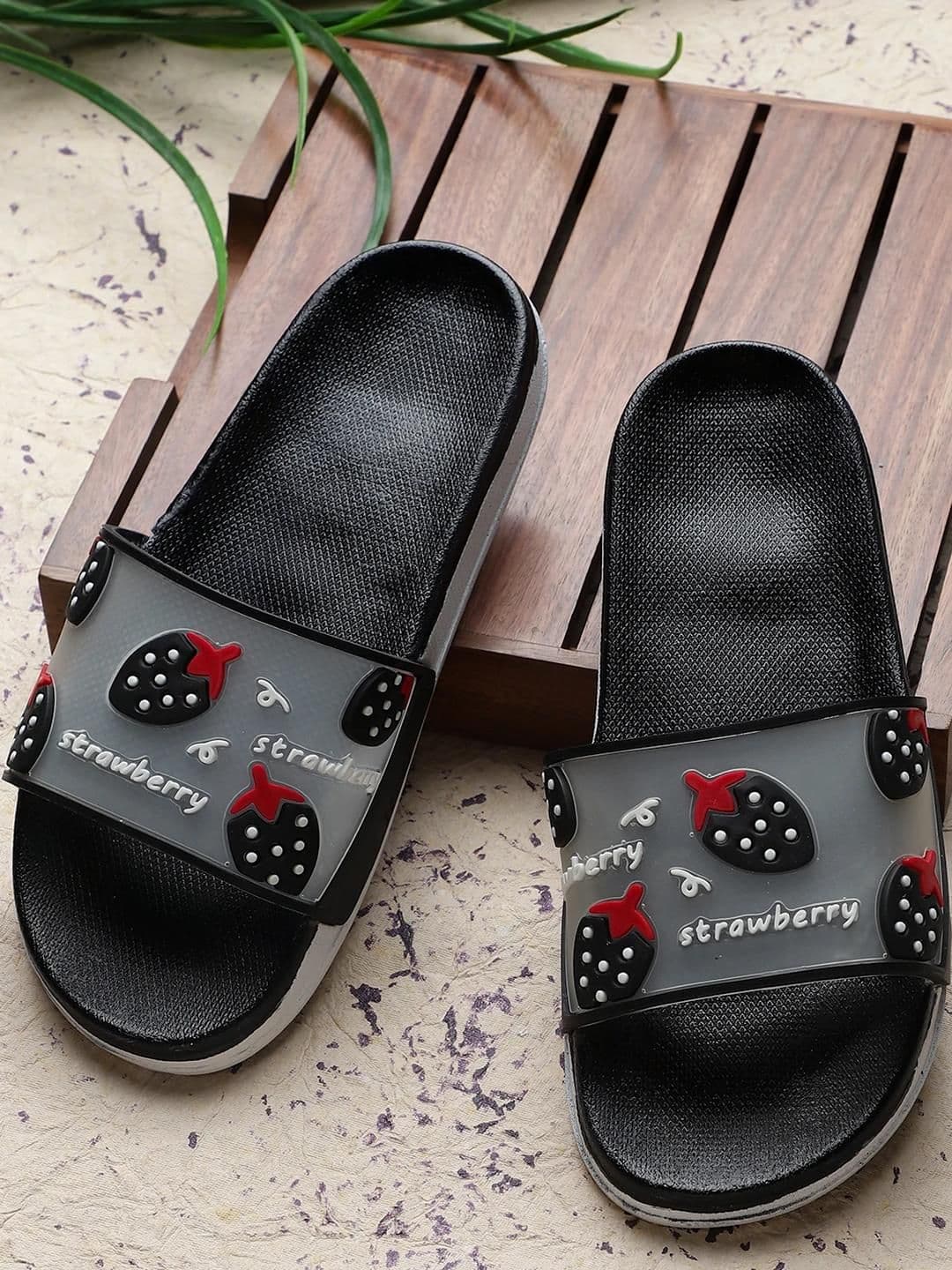 Pampy Angel Men Printed Rubber Slip-On - view 1