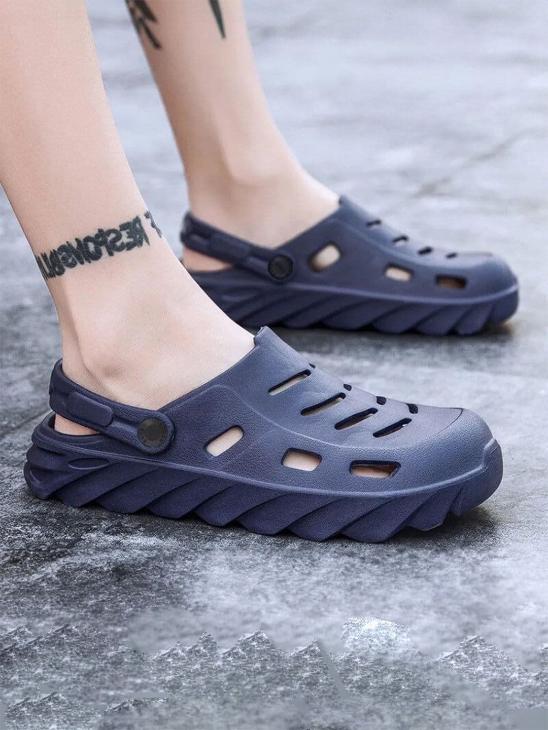 Svaar Men Self Design Regular Clogs - view 1