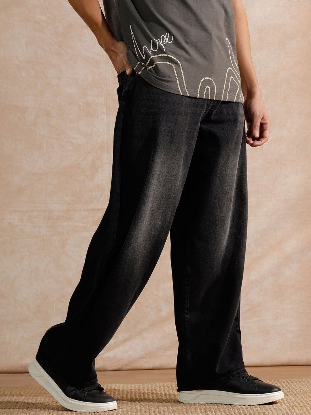 WROGN Men Comfort Relaxed Fit Mid-Rise Jeans - view 1