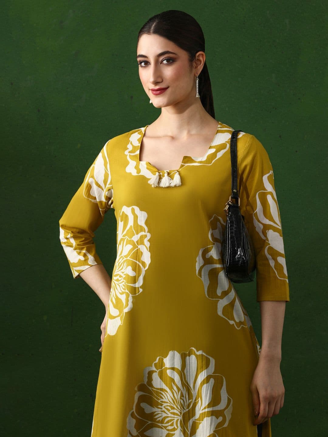 Jaipur Kurti Women Floral Embroidered Cotton Kurta - view 1