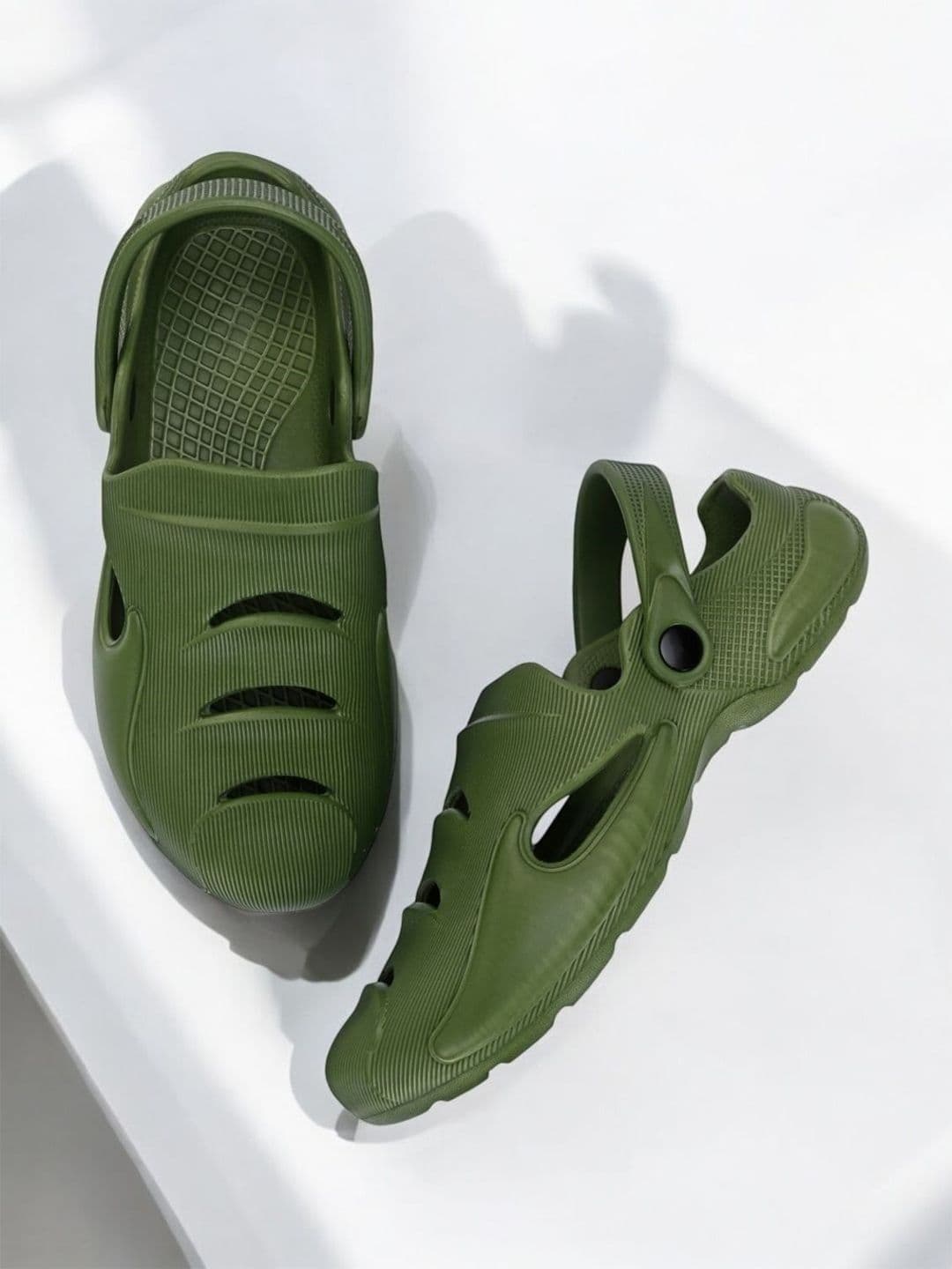The Roadster Lifestyle Co Men Textured Lightweight Clogs - view 1