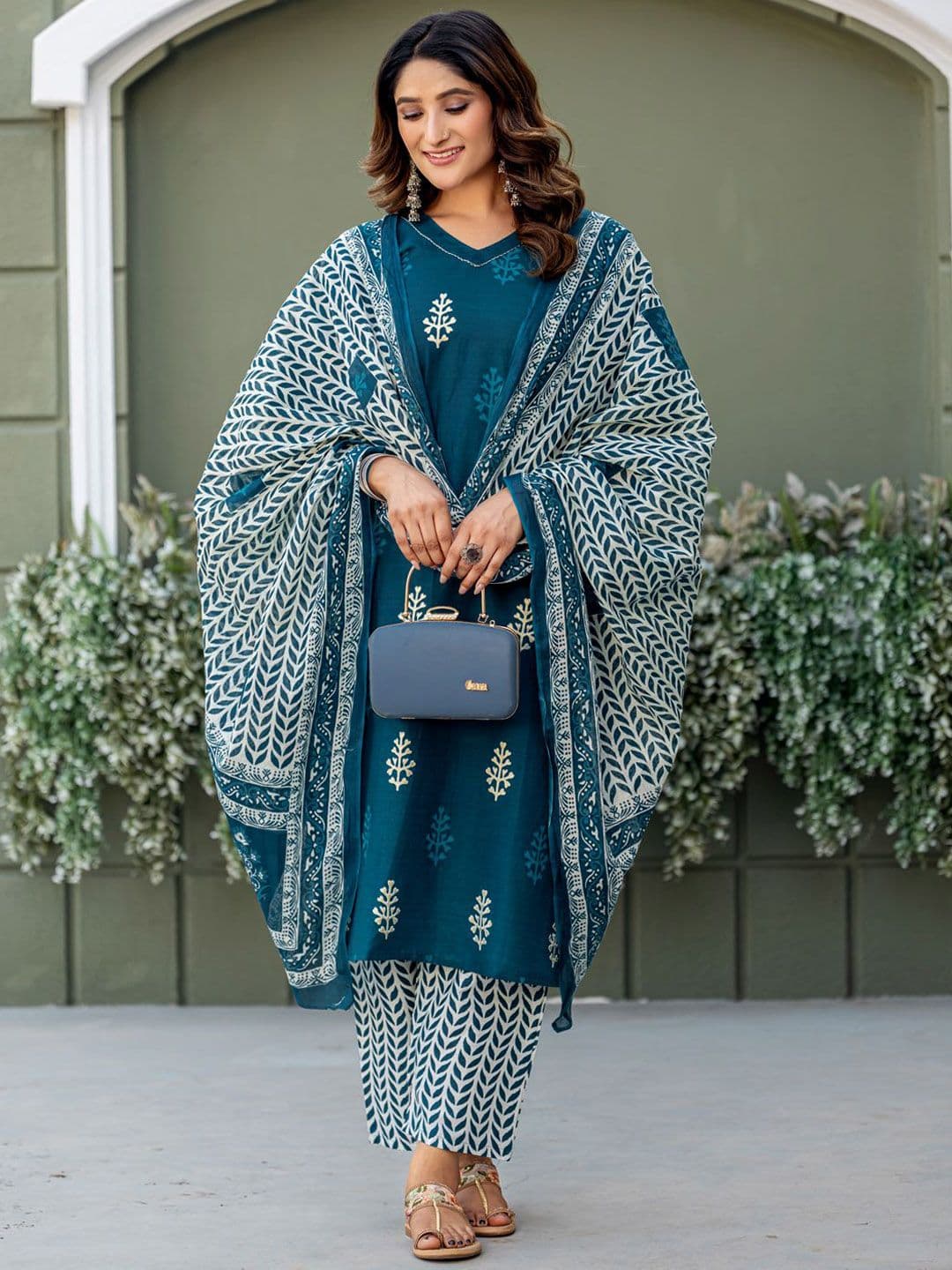 ARADHNA Floral Printed V-Neck Pure Cotton Straight Kurta With Trousers & Dupatta - view 1
