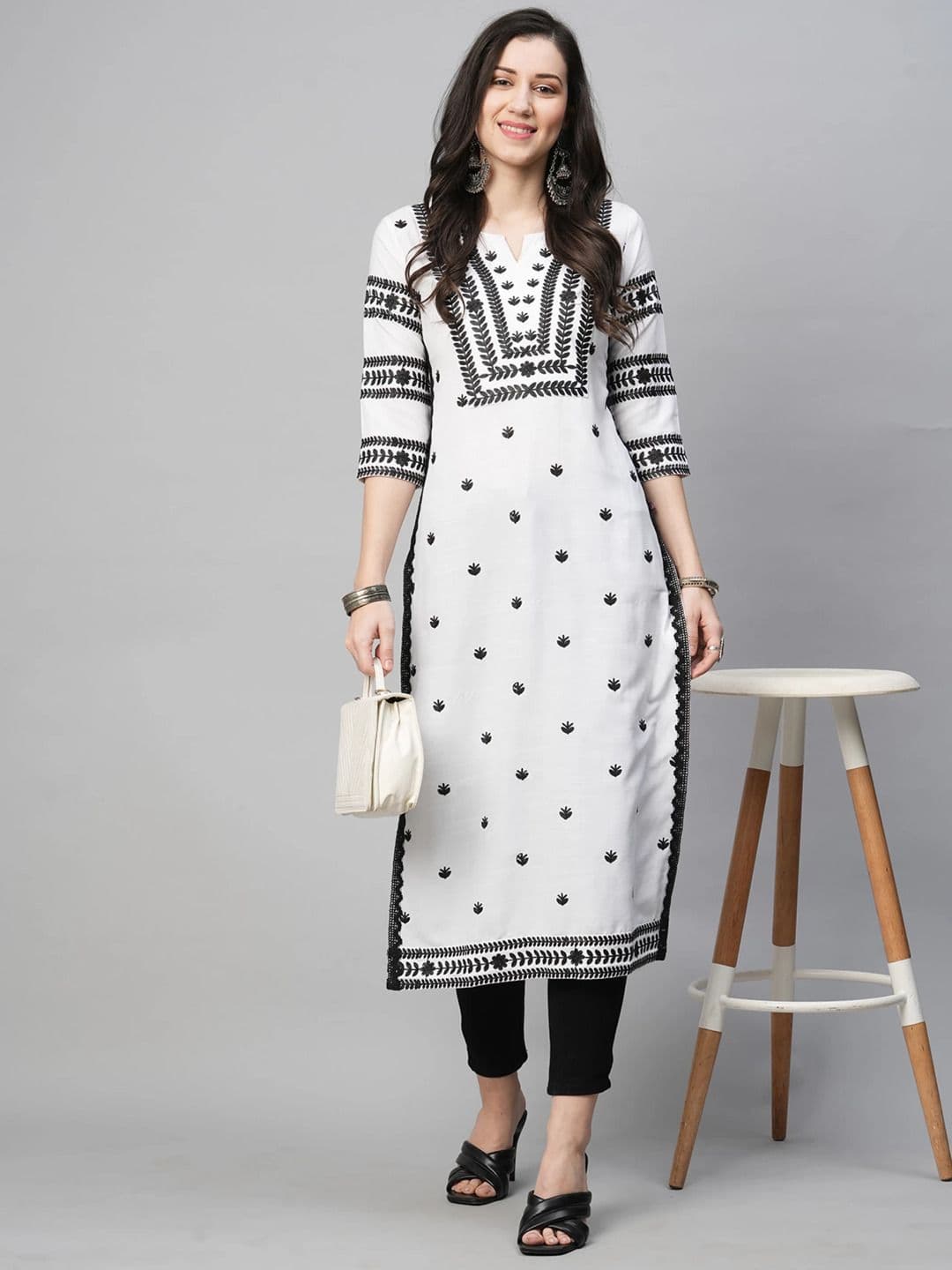 Anushansa Floral Embroidered Notch Neck Chikankari Straight Kurta - view 1