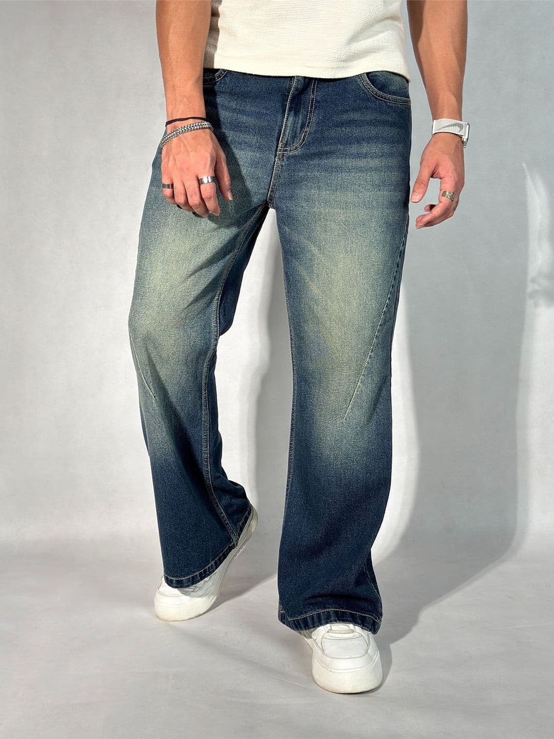 Off Duty India Men Straight Fit Mid-Rise Mildly Distressed Heavy Fade Jeans - view 1