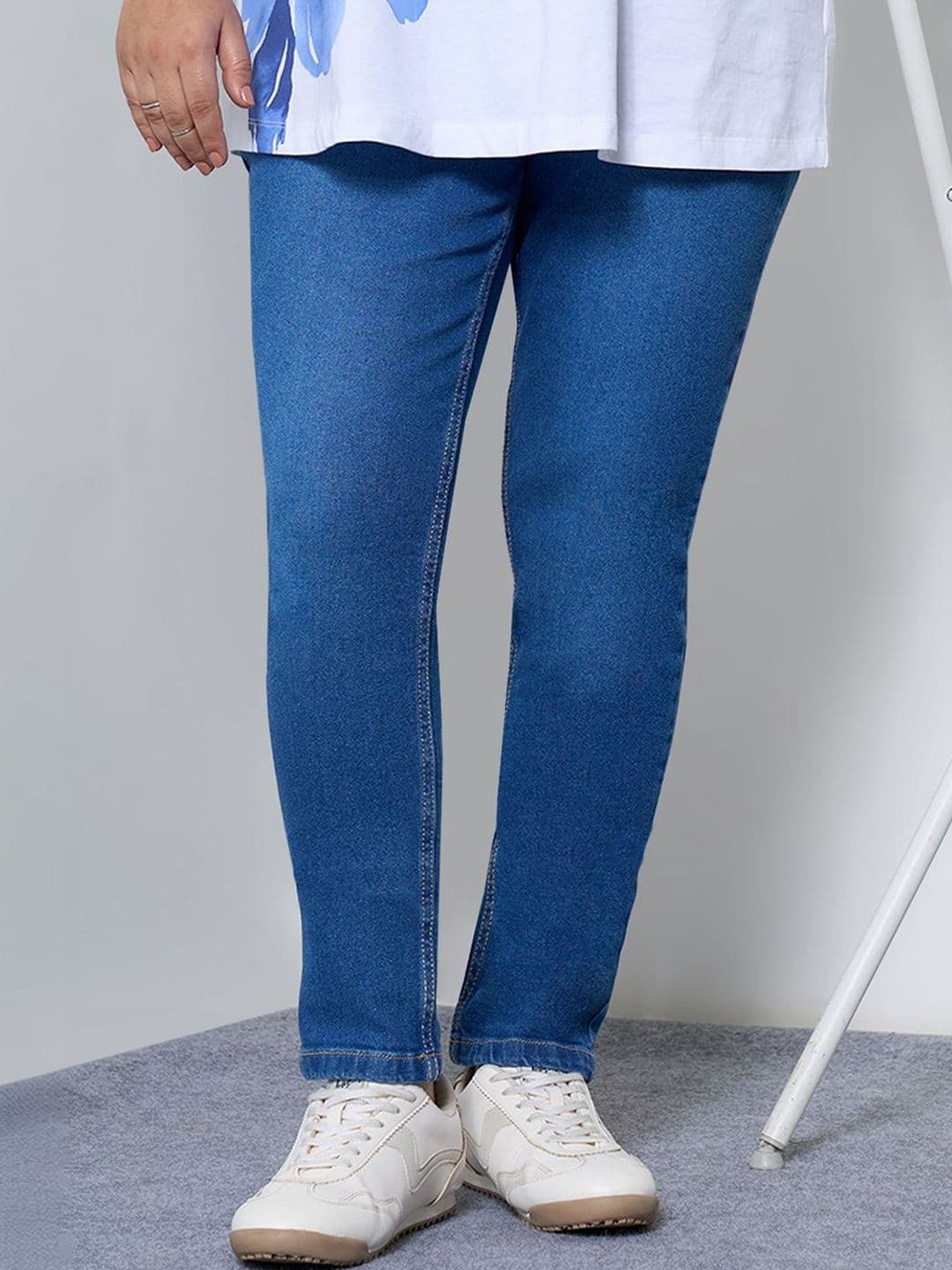 Honey Curvytude by Pantaloons Women Slim Fit High-Rise Light Fade Jeans - view 1
