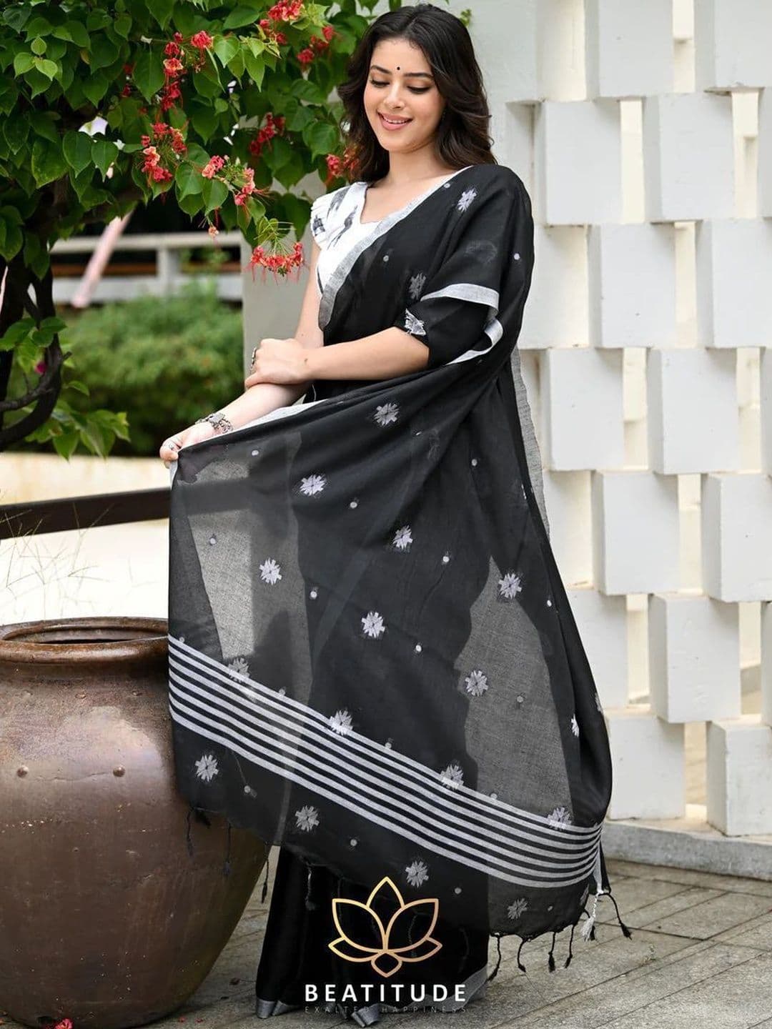 sourav biswas Woven Design Pure Cotton Saree - view 1