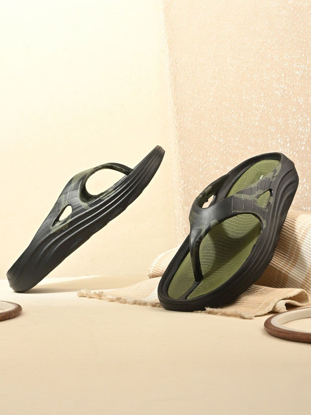 Slipover Men Colourblocked Thong Flip-Flops - view 1