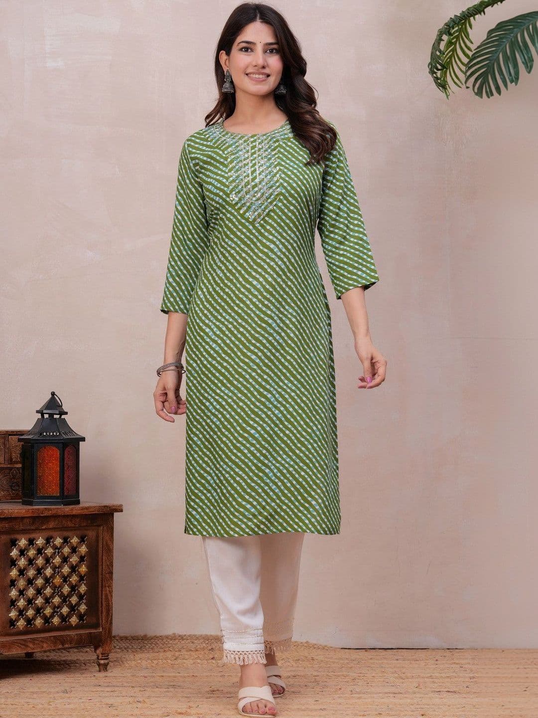 Sarai Women Leheriya Embroidered Kurta - view 1