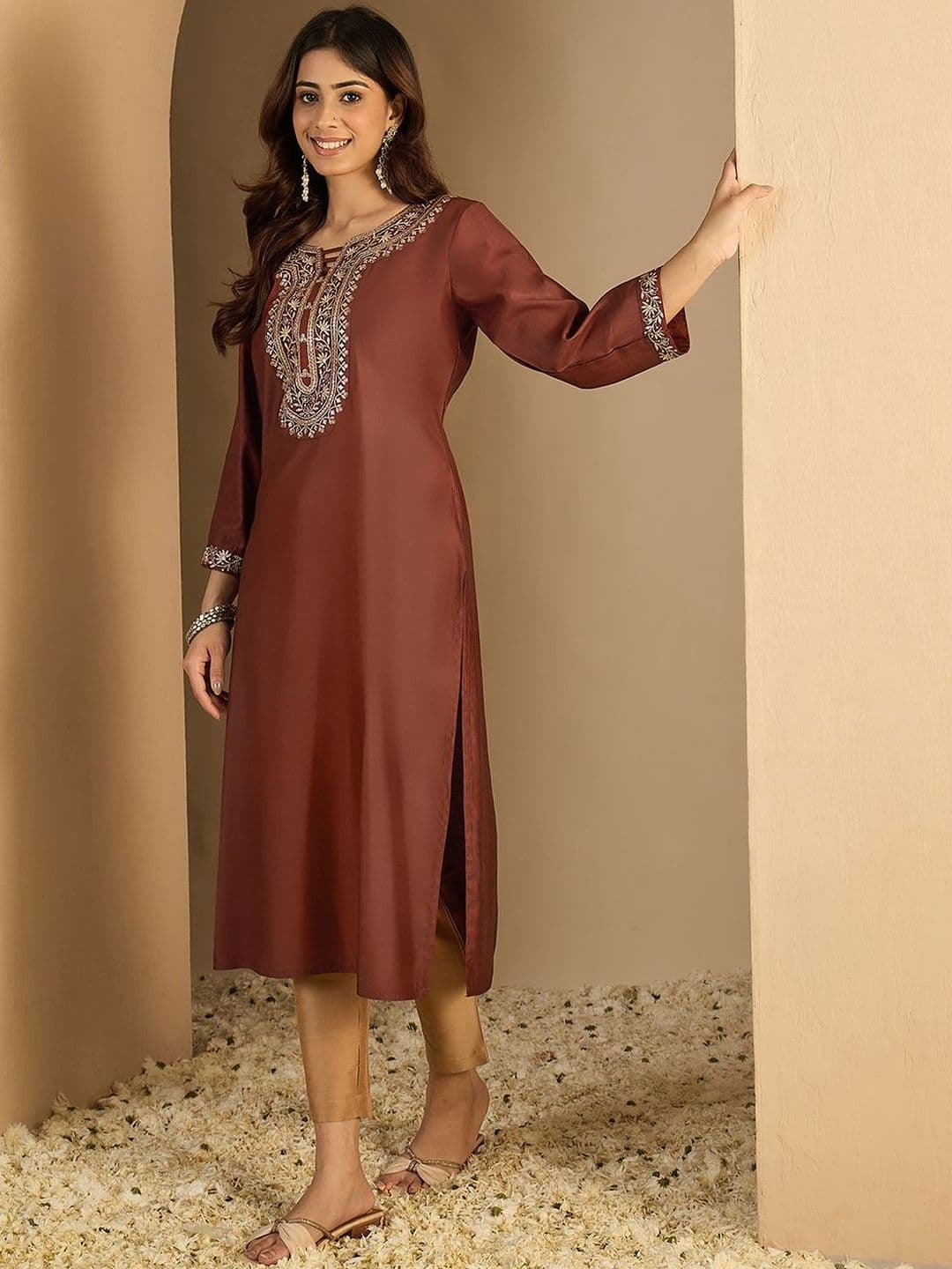 VredeVogel Women Embellished Thread Work Kurta - view 1