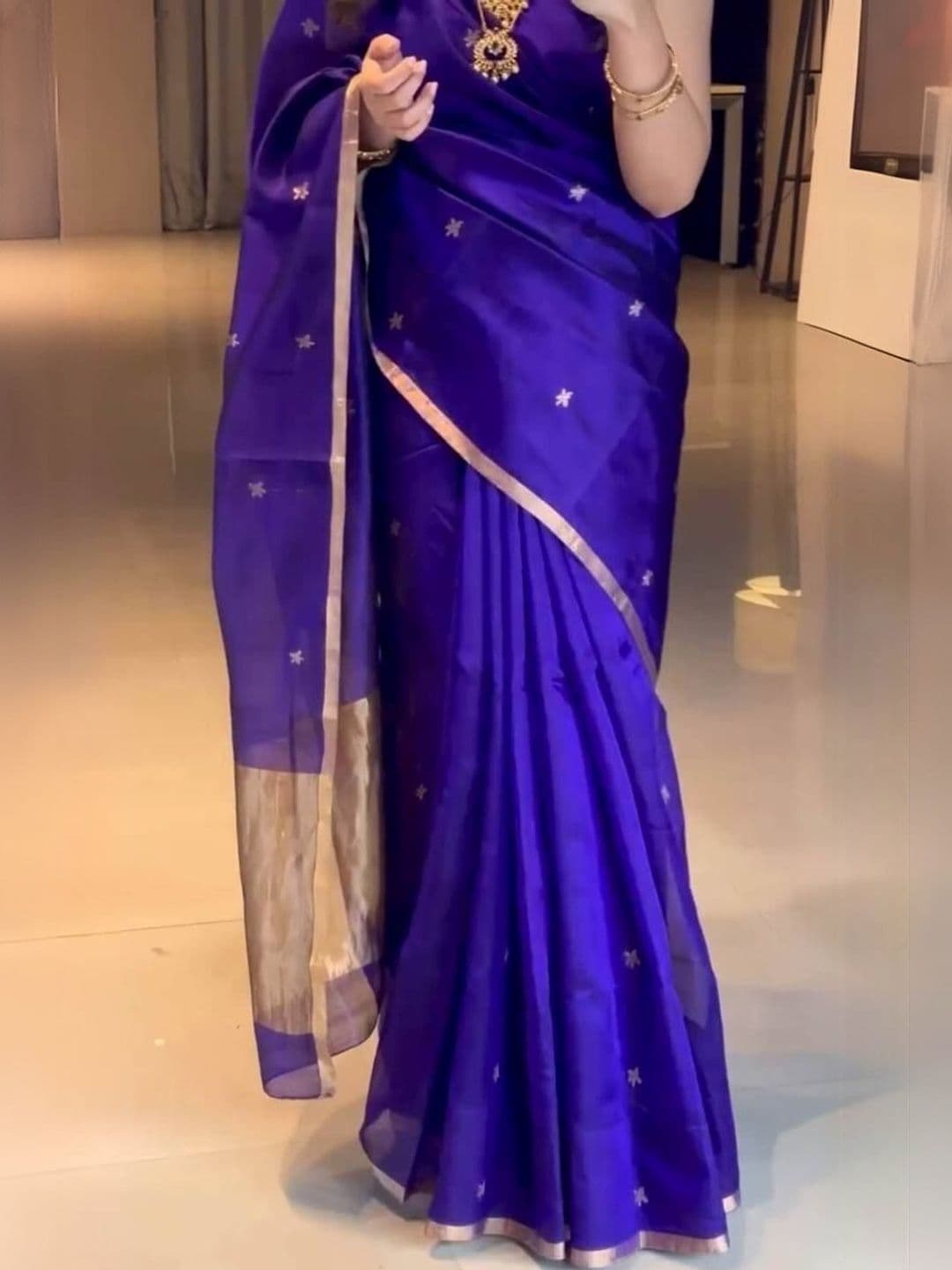 Narayan creations Embellished Zari Linen Blend Saree - view 1