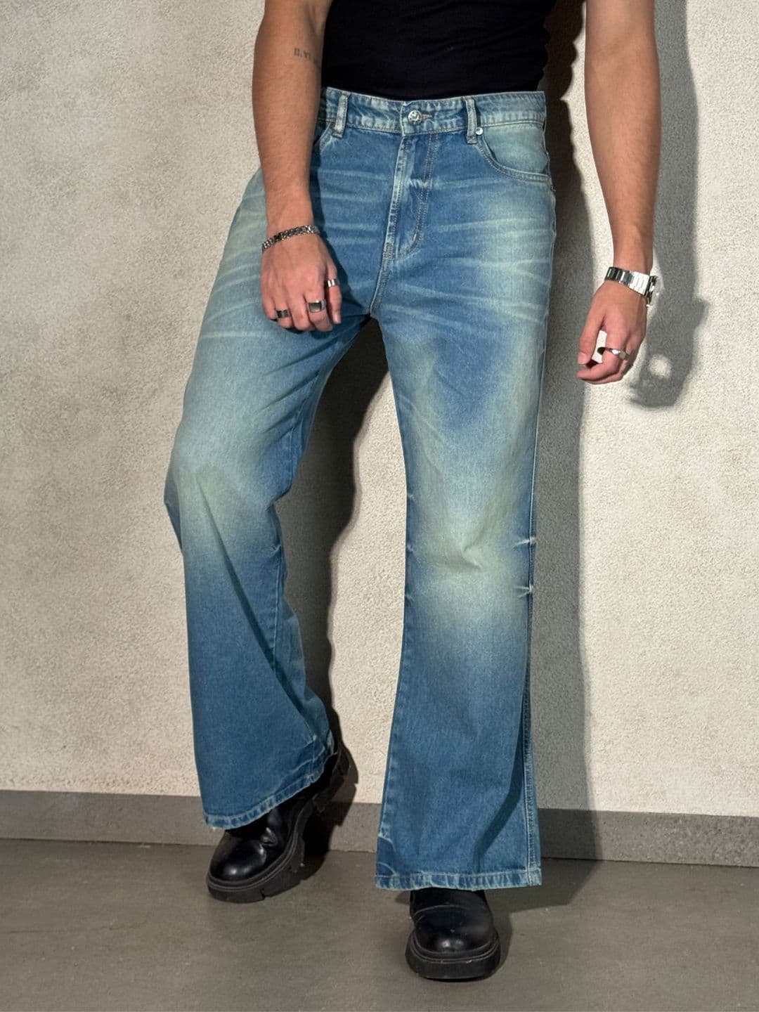 Off Duty India Men Straight Fit Mid-Rise Heavy Fade Denim Jeans - view 1