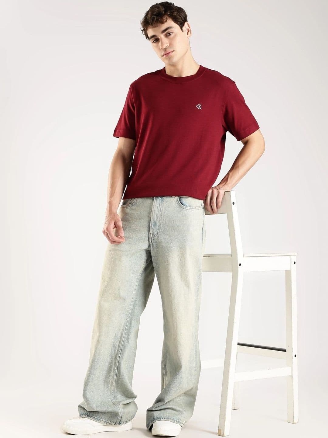 Calvin Klein Jeans Men Relaxed Fit Mid-Rise Light Fade Cotton Jeans - view 1