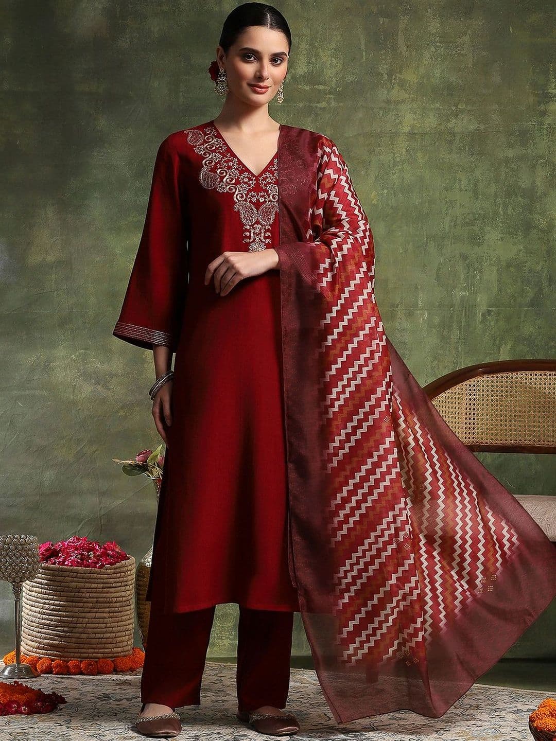 Nayam By Lakshita Floral Yoke Design V-Neck Thread Work Kurta With Trousers & Dupatta - view 1