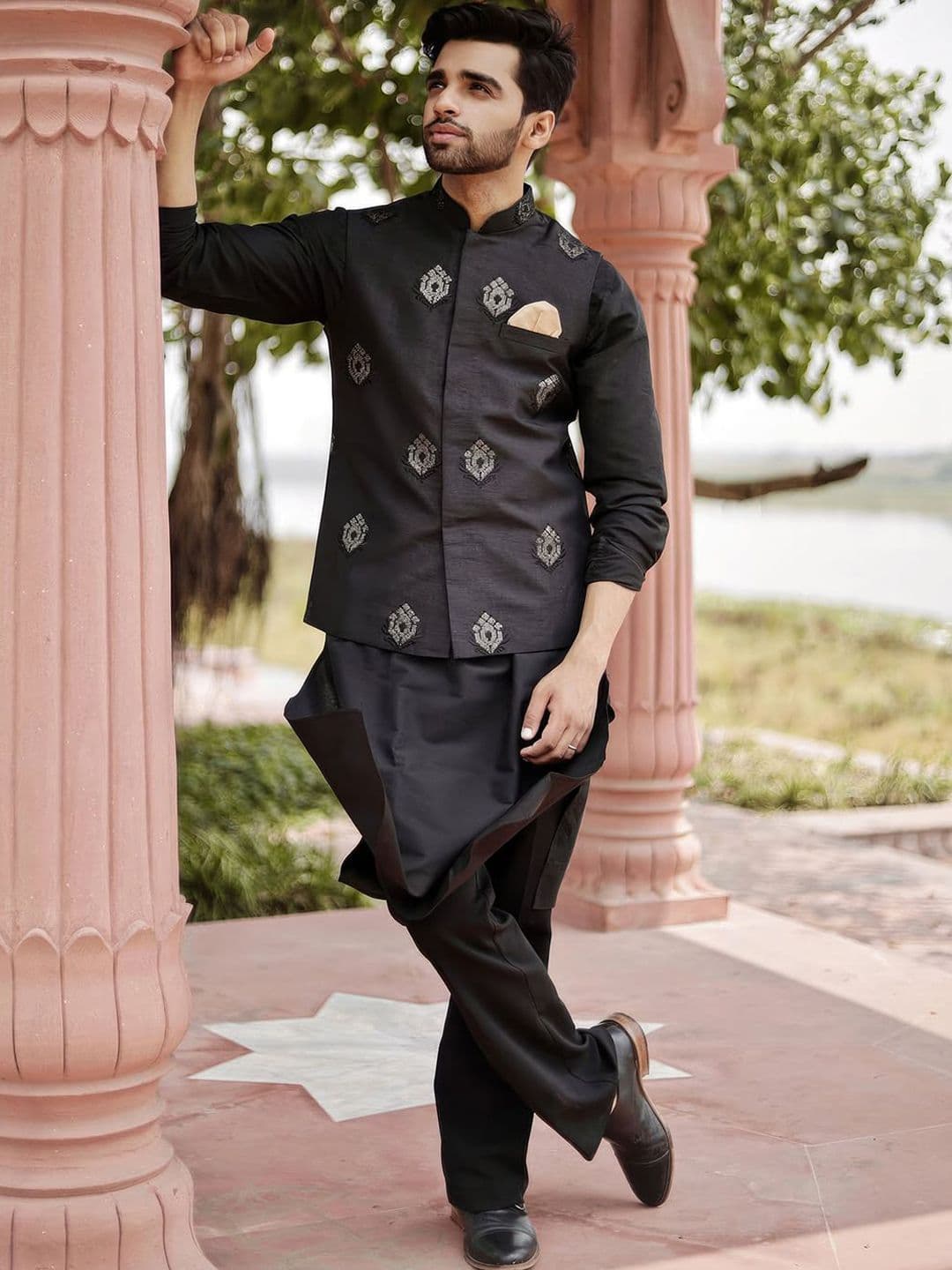 KISAH Men Ethnic Motifs Embroidered Mandarin Collar Nehru jacket - view 1