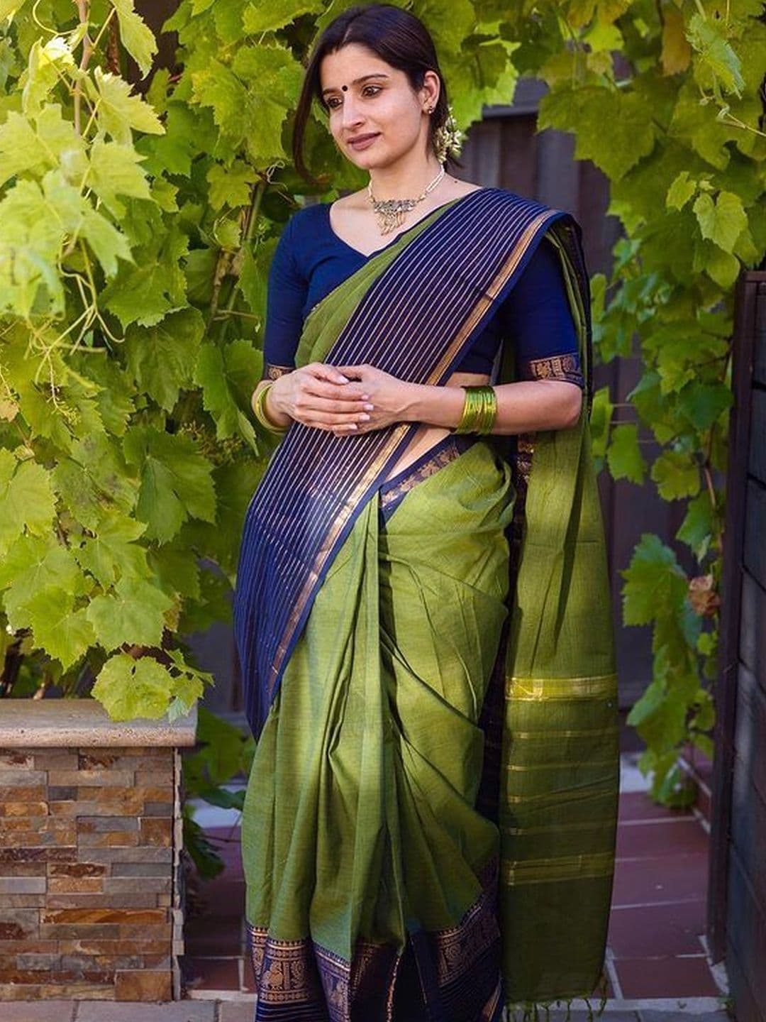 AVANTIKA FASHION Solid Zari Saree With Blouse Piece - view 1