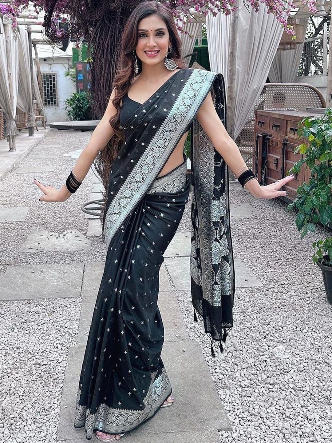 AVANTIKA FASHION Women Ethnic Motifs Woven Design Zari Kanjeevaram Saree - view 1