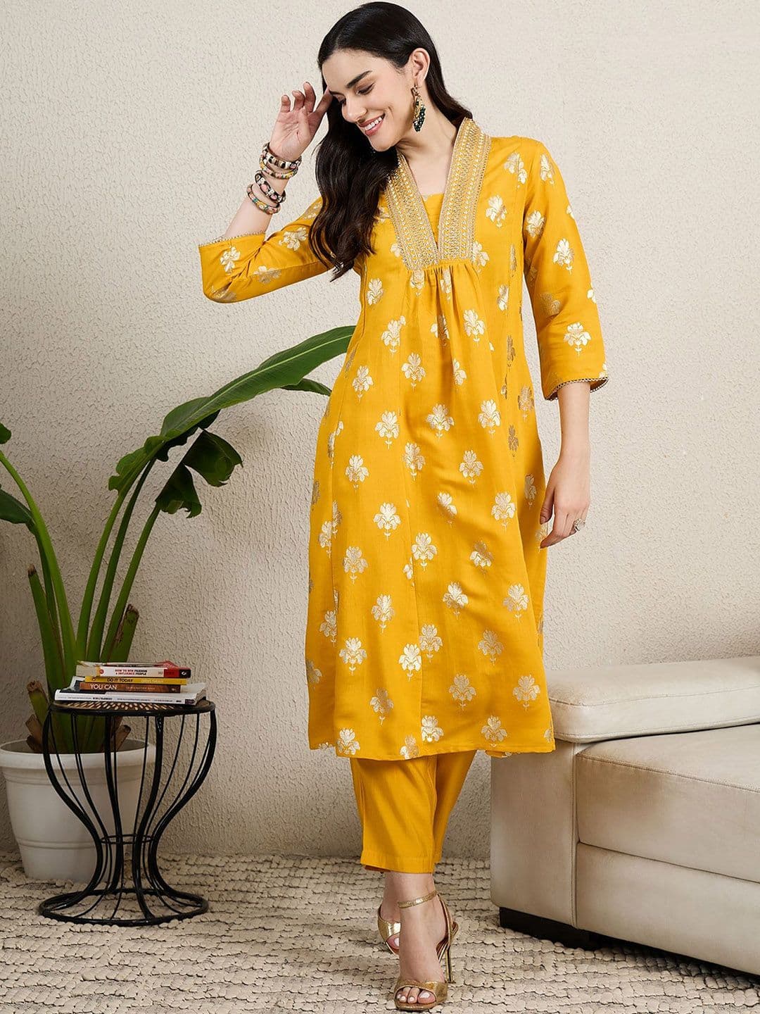 House of Pataudi Women Floral Printed V-Neck Straight Kurta With Neck Embroidered - view 1