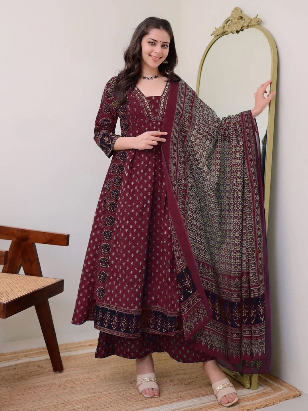 Aaghnya Women Maroon Viscose Rayon Kurta Sets - view 1