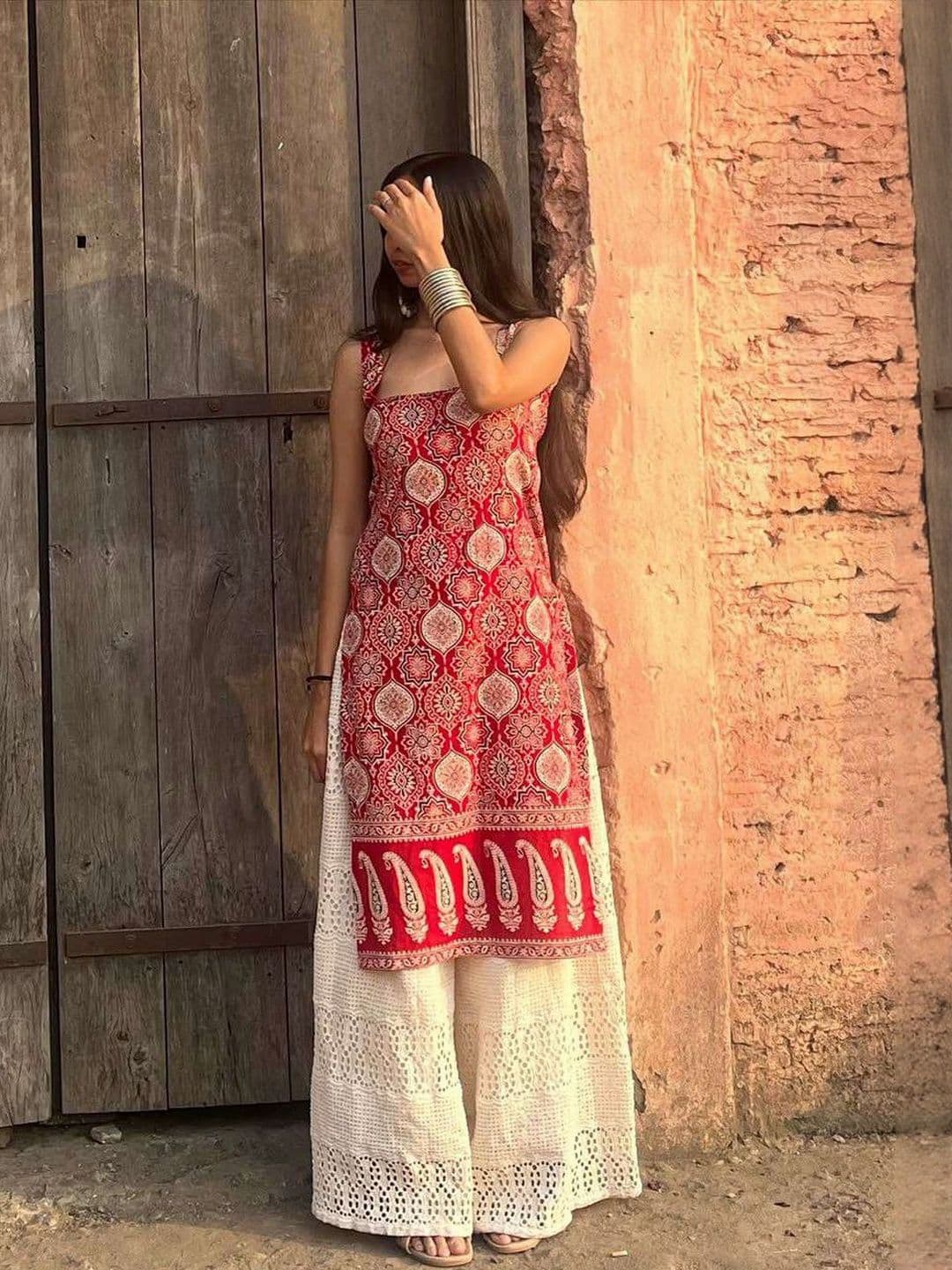 Aaghnya Women Paisley Printed Square Neck Kurta - view 1