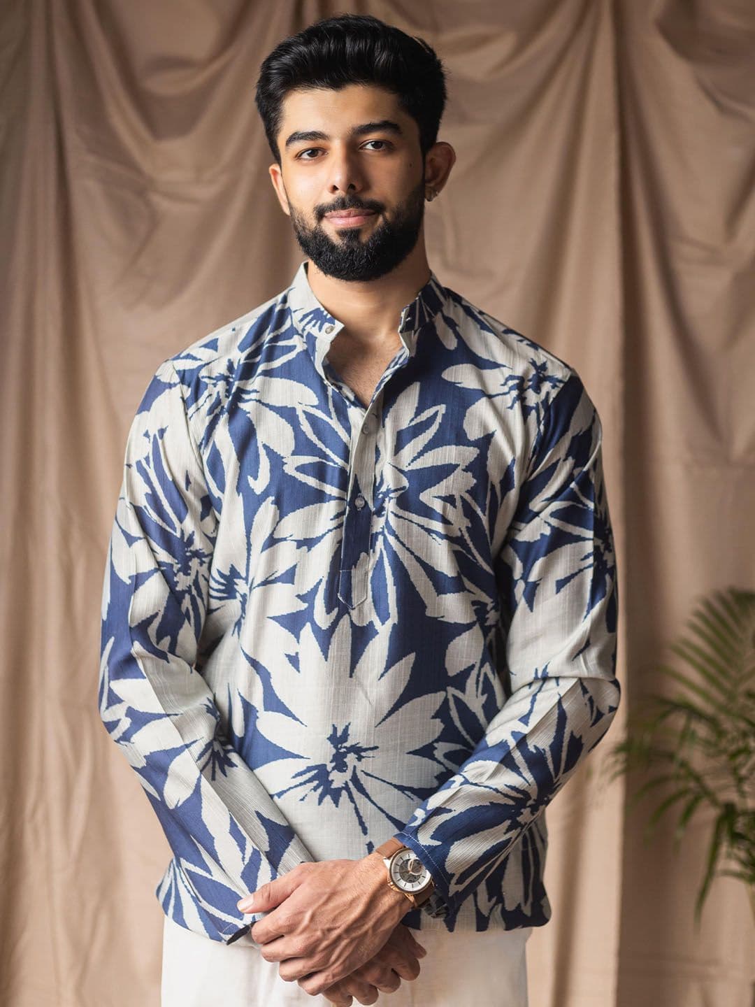 Rawayi Men Mandarin Collar Pure Linen Short Kurta - view 1