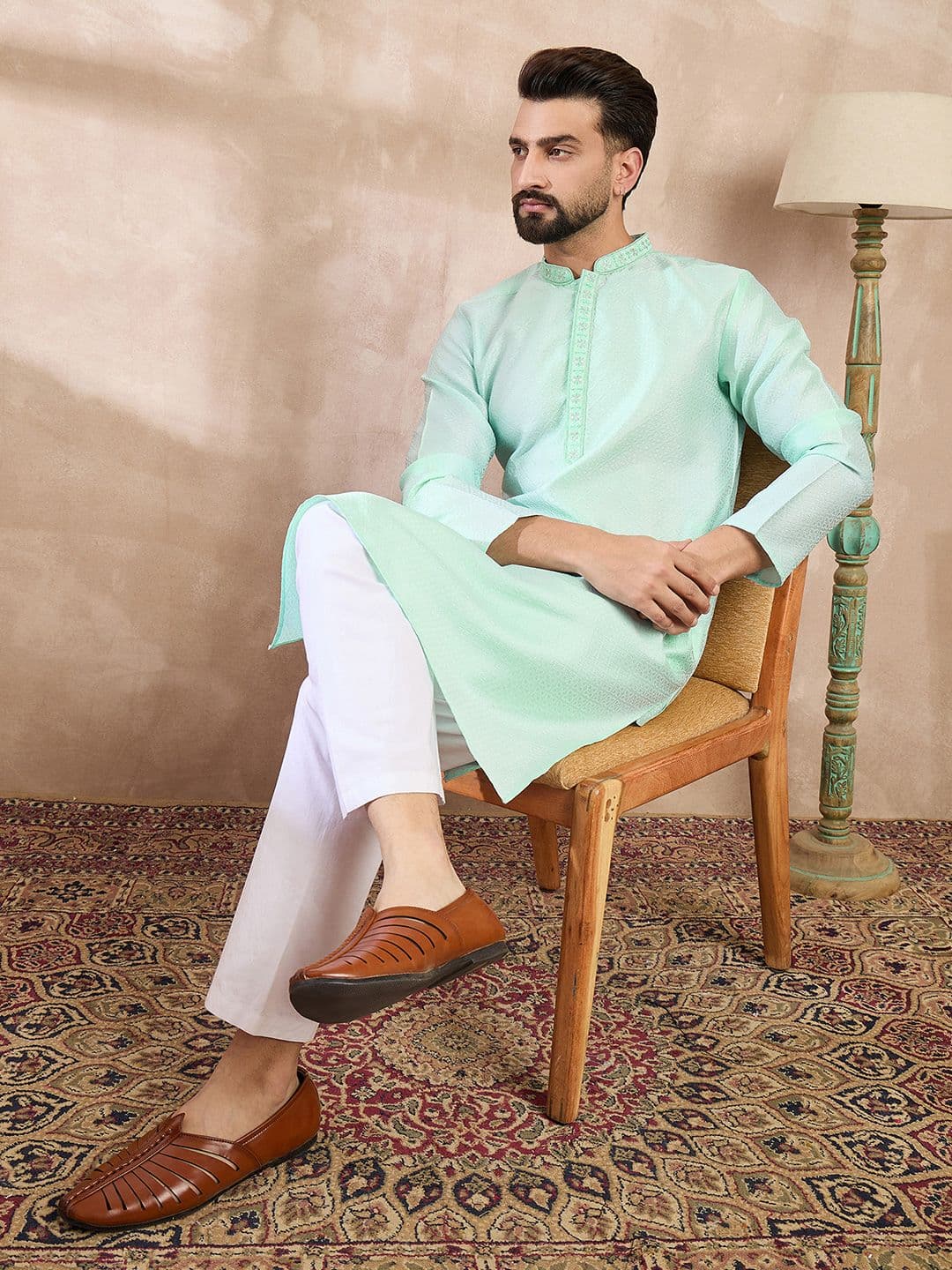 Ethnic Bay Men Embroidered Kurta - view 1