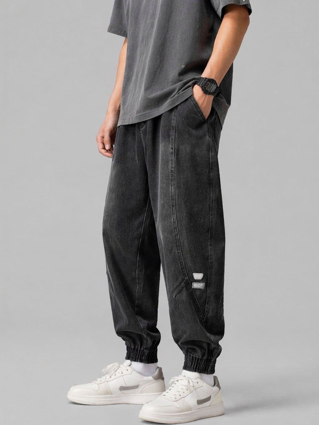 Suo Men Relaxed Fit Mid-Rise Low Distress Light Fade Denim Jeans - view 1