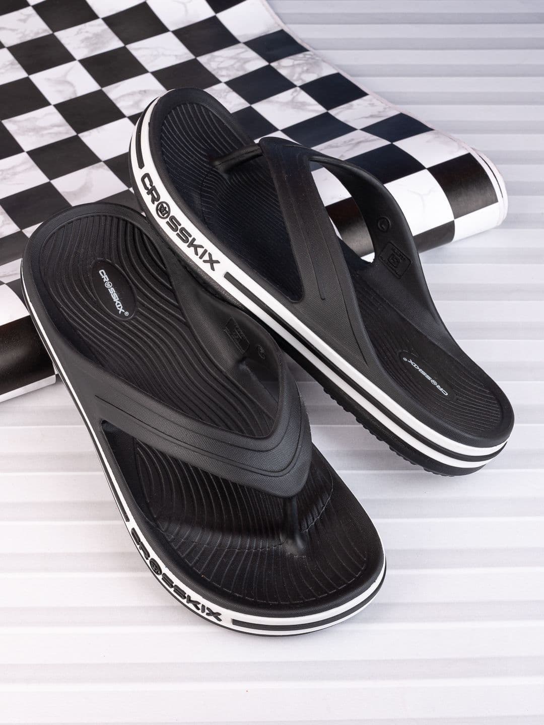 CROSSKIX Men Striped Thong Flip-Flops - view 1