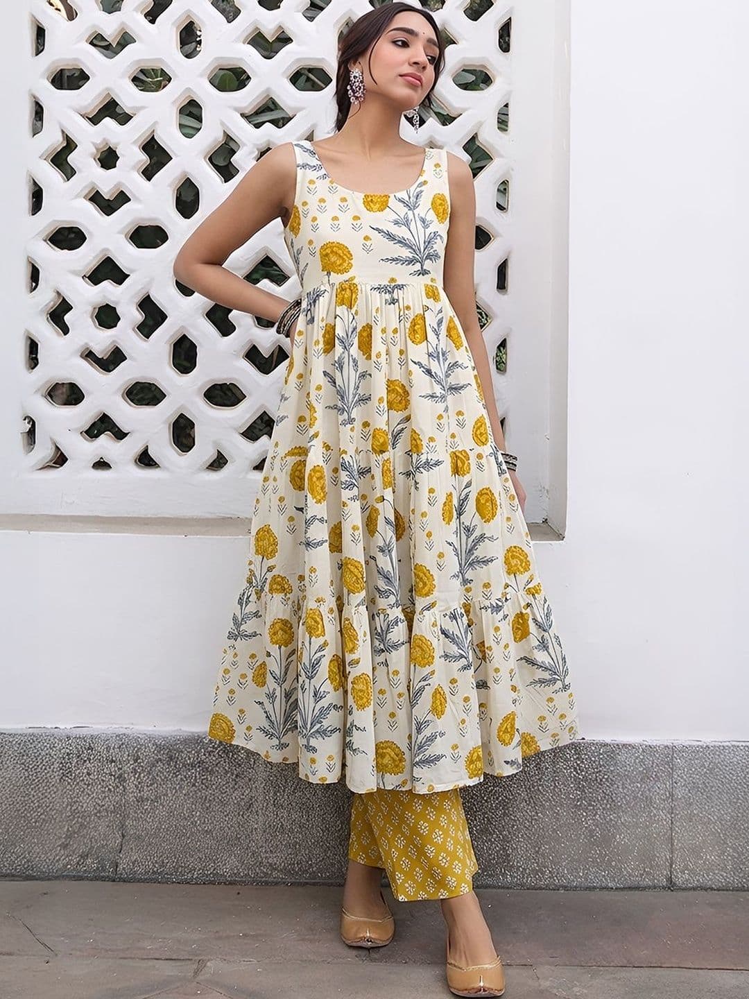 Janasya Women Off White Pure Cotton Floral Printed Tiered Kurta Pant Set - view 1